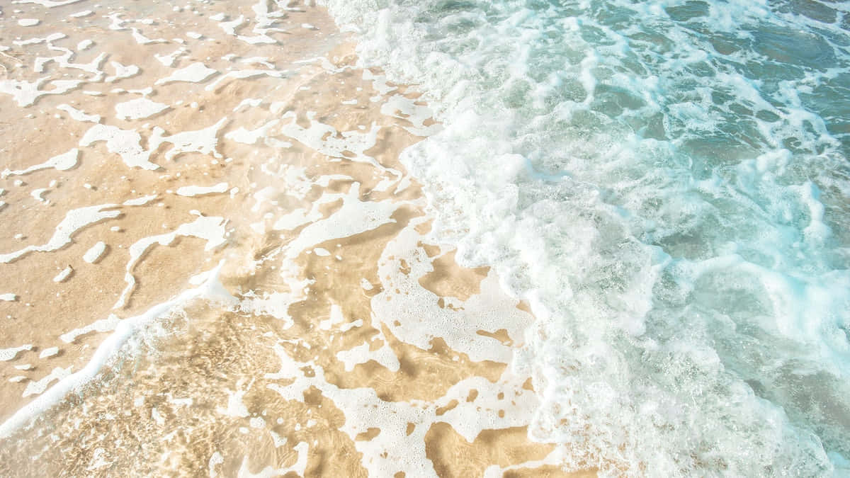 沙灘海浪與細沙 壁紙