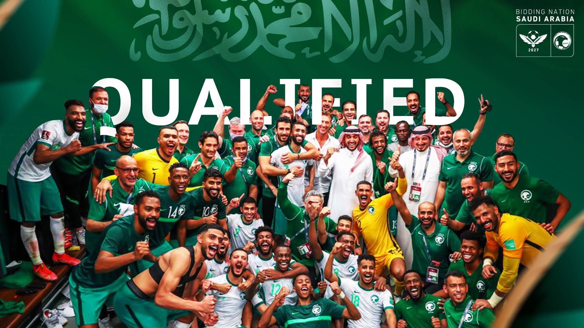 沙特阿拉伯國家足球隊2022 FIFA 壁紙 — 沙特阿拉伯國家足球隊在綠色旗幟背景下以喜悅姿勢慶祝晉級。