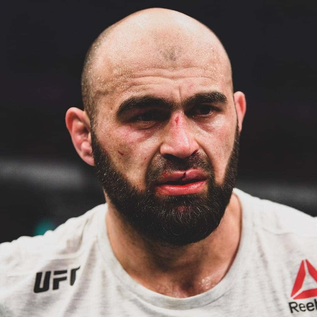 比賽中一名UFC拳手，滿臉鮮血，表情激烈。