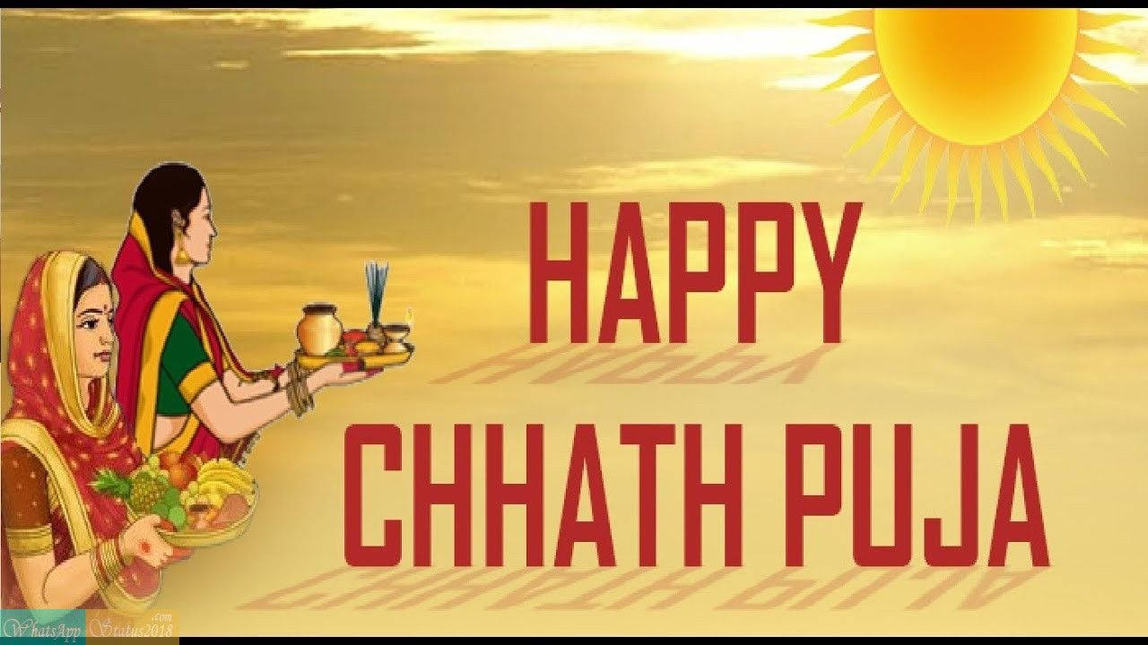 兩位身穿傳統印度服飾的女性，在日落時分的Chhath Puja節日中獻上祈禱和水果。