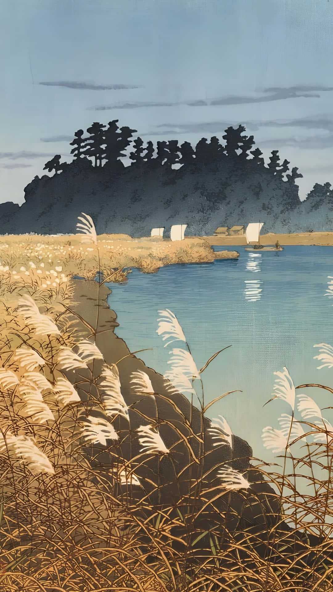 河畔秋日蘆葦 壁紙 — 寧靜的日式河景，前景有蘆葦，帆船靠近森林覆蓋的小山，天空柔和藍色。