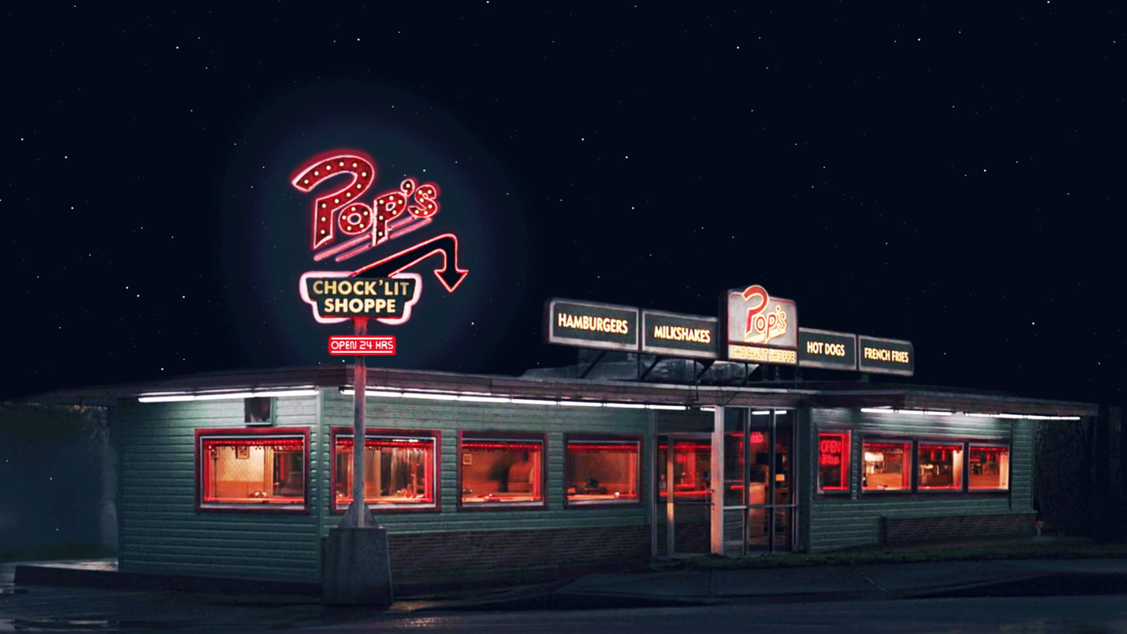 河邊小鎮 波普的巧克力店 壁紙 — 一間名為 Pop's Chock'lit Shoppe 的復古餐廳在星空下閃耀，霓虹燈牌和溫暖的室內燈光交相輝映。