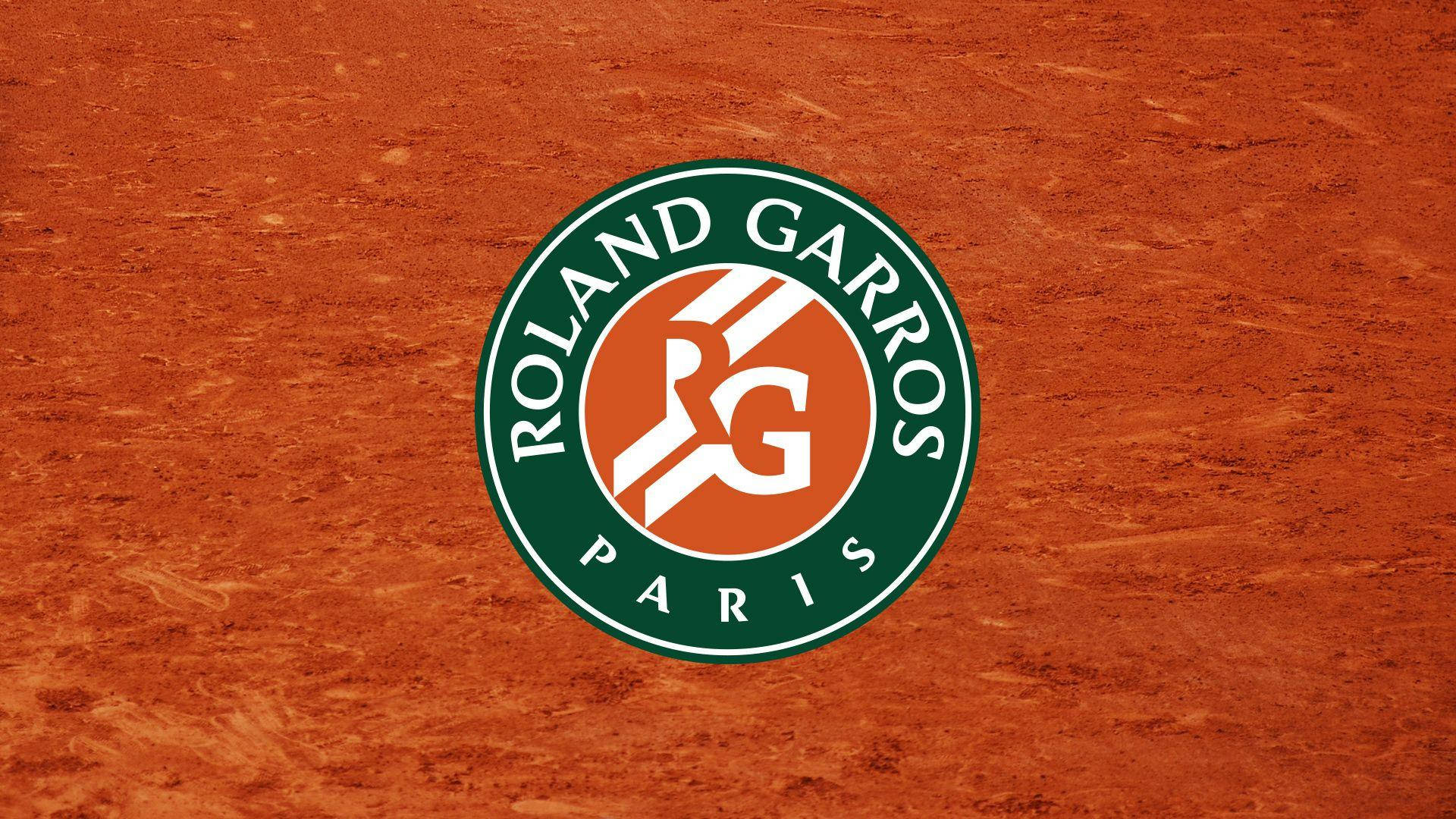 法國公開賽羅蘭·加洛斯標誌 壁紙 — Roland Garros 標誌居中於帶紋理的紅土網球場表面。