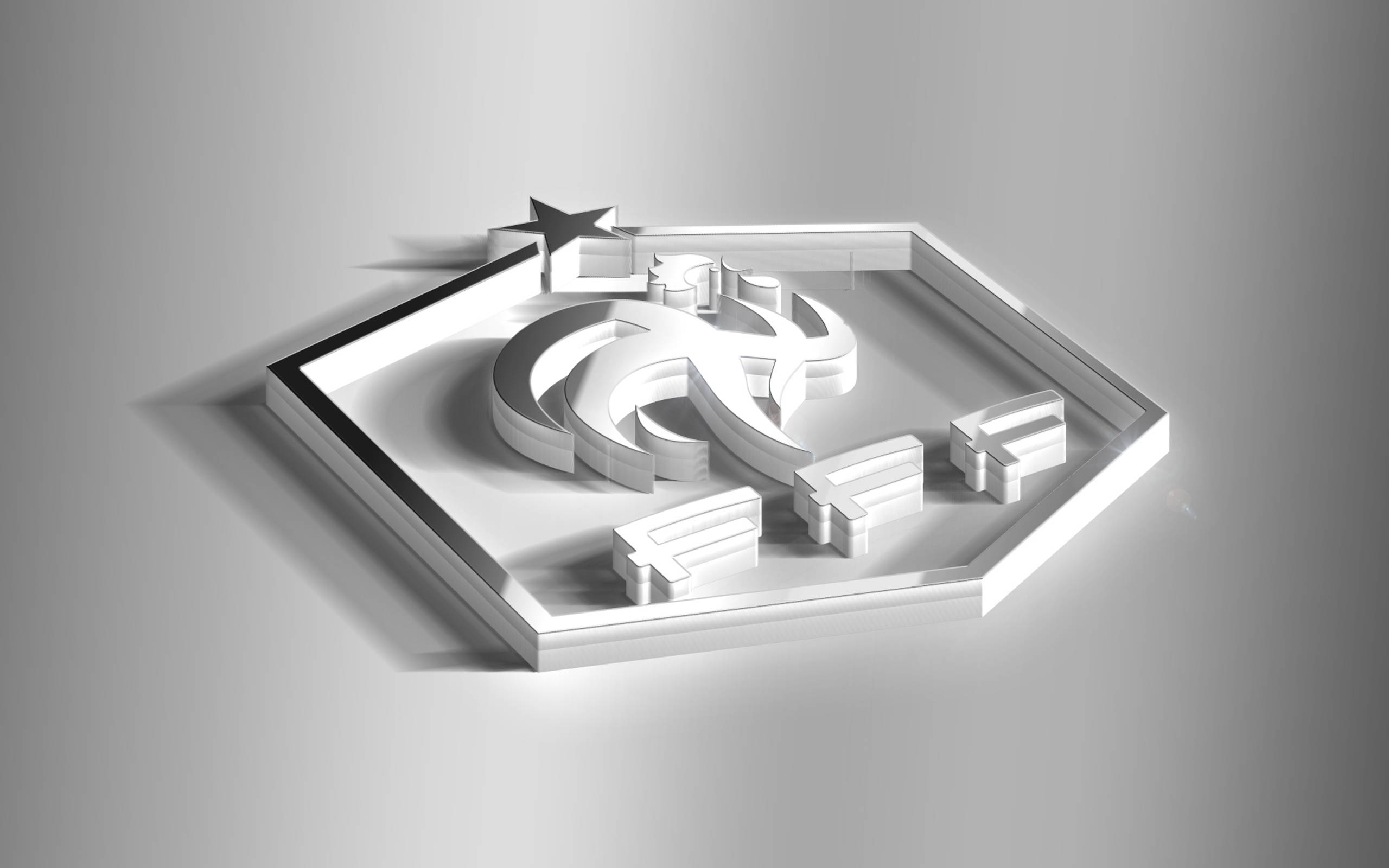 法國國家足球隊白色3D隊徽 壁紙 — 一個時尚的白色3D渲染標誌，帶有星星和抽象漩渦，位於六邊形框架內，背景為漸變灰色。