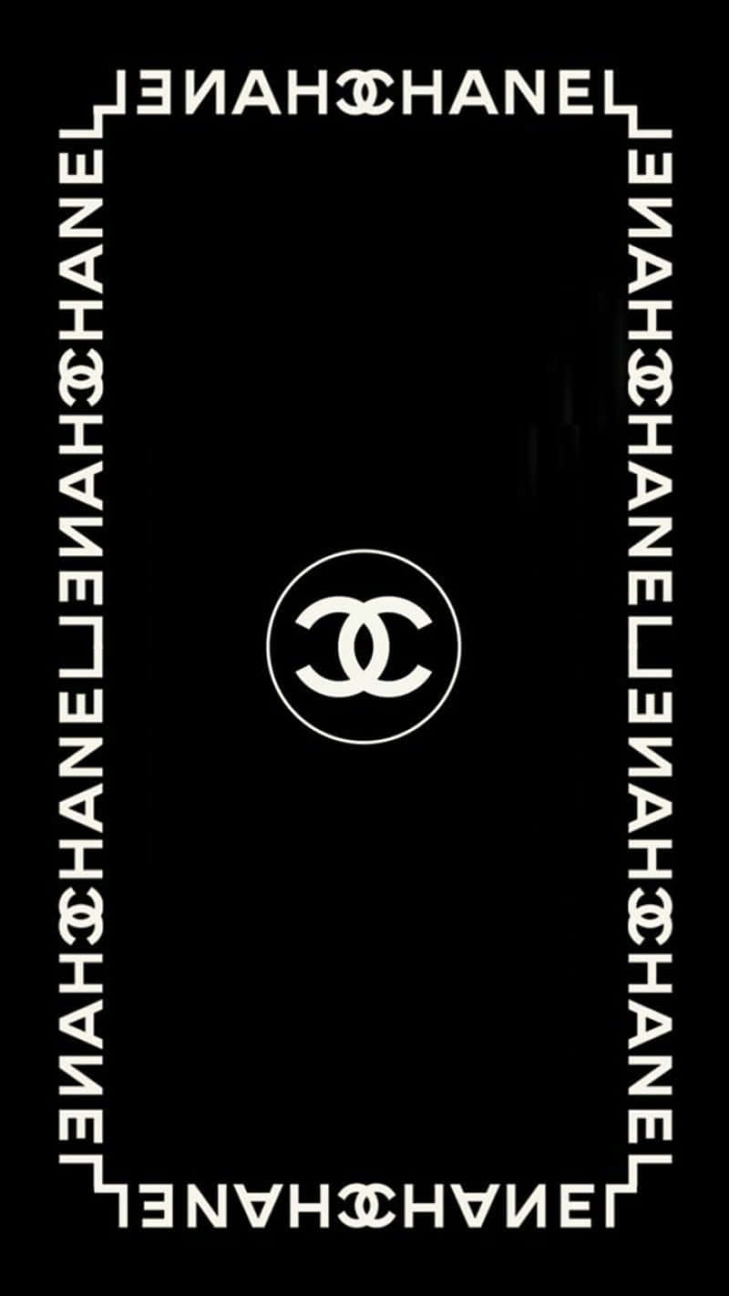 法國時裝屋 CHANEL 的經典 CC 標誌 壁紙 — 一個極簡黑色桌布，白色Chanel標誌居中，周圍環繞重複的品牌名稱邊框。