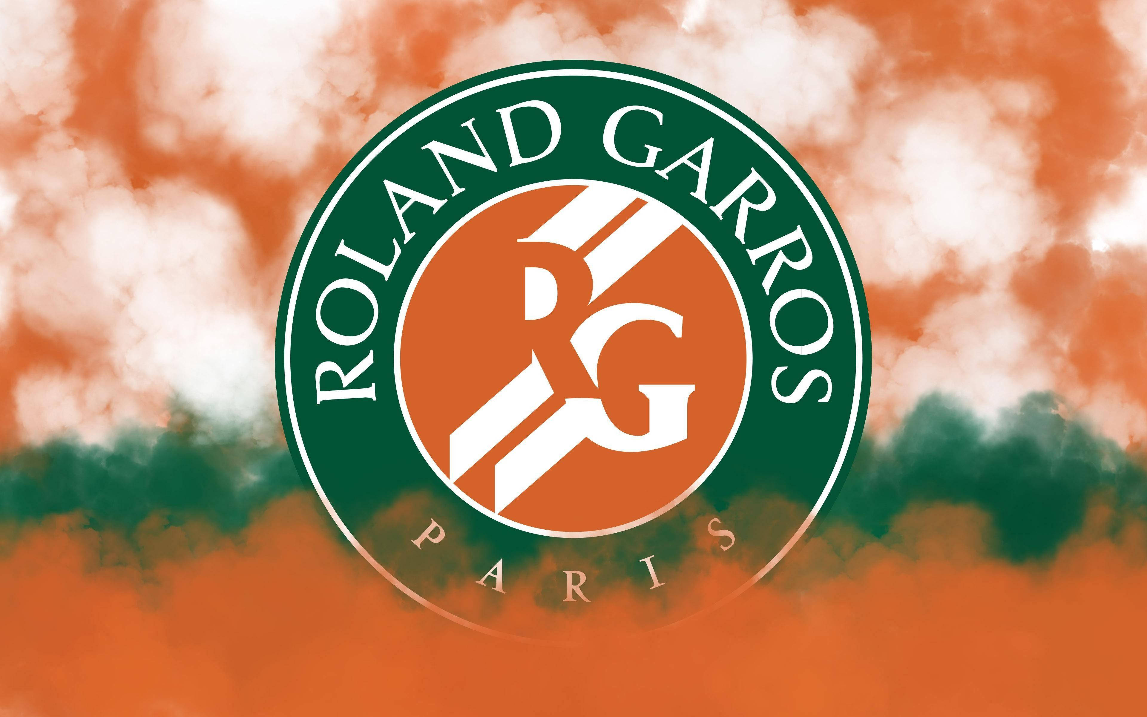 法國網球公開賽羅蘭·加洛斯數位標誌 壁紙 — Roland Garros Paris 標誌居中於煙霧橙色和綠色背景上。
