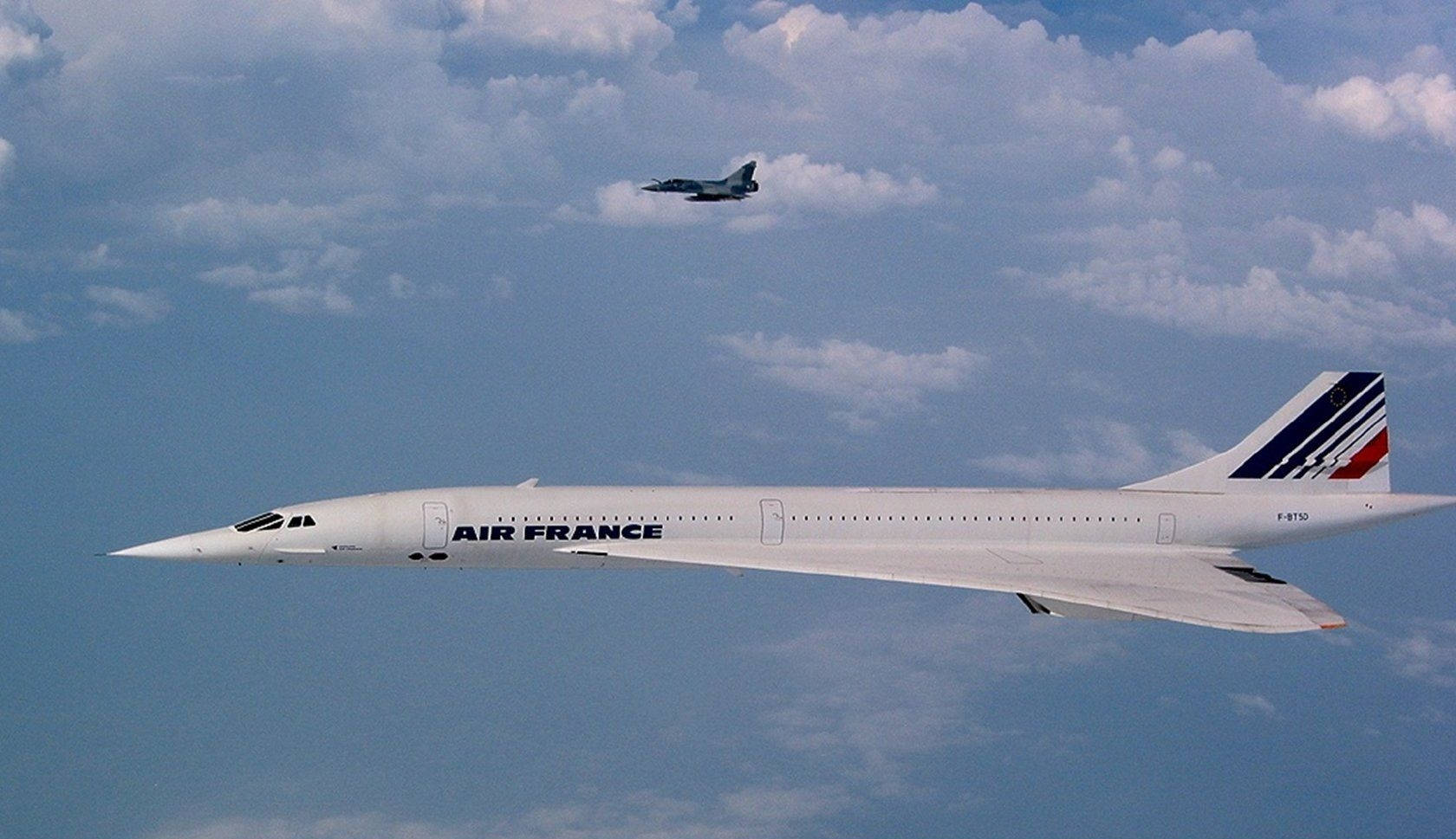法國航空和諧式超音速噴射機與戰鬥機在天空飛行