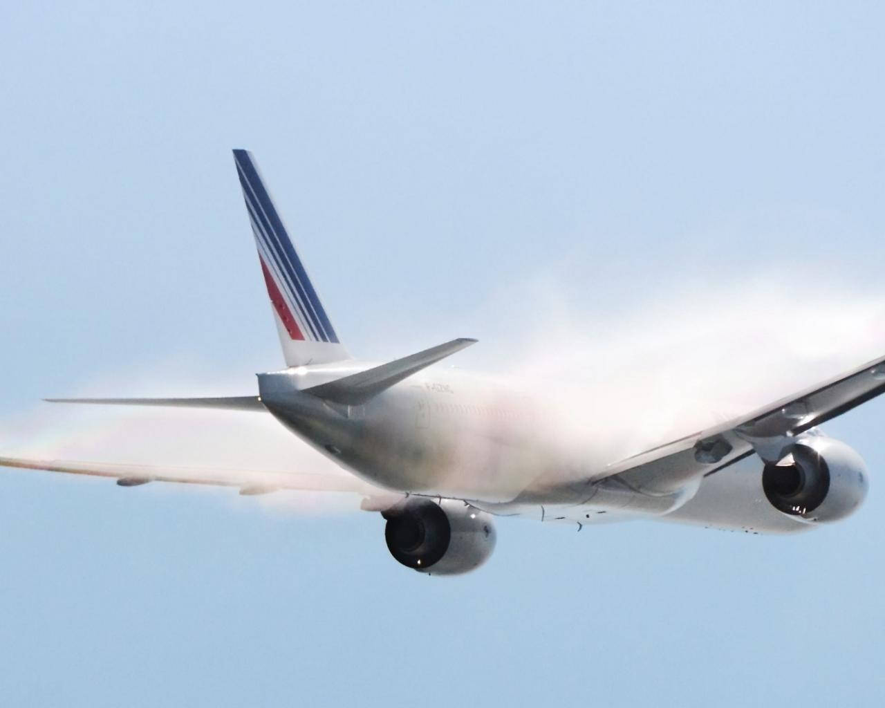 法國航空飛機在清澈藍天中飛行，引擎和機翼可見