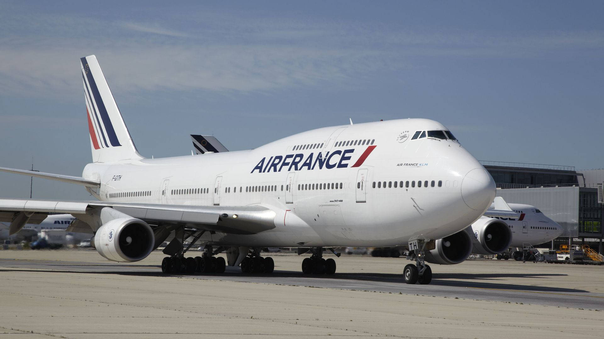 法國航空波音747在機場停機坪上，天空清澈湛藍
