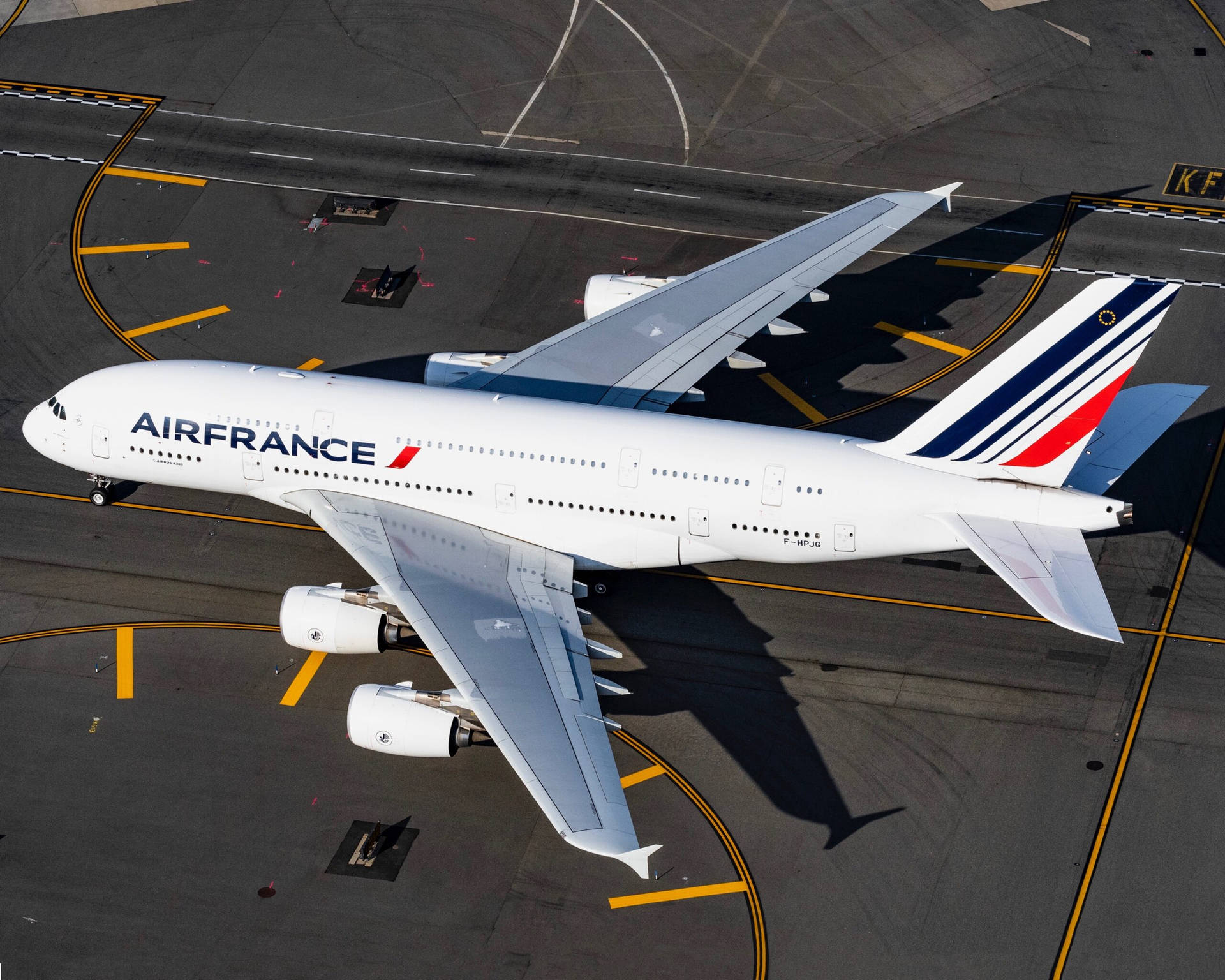 法國航空空中巴士A380在機場停機坪投下長影