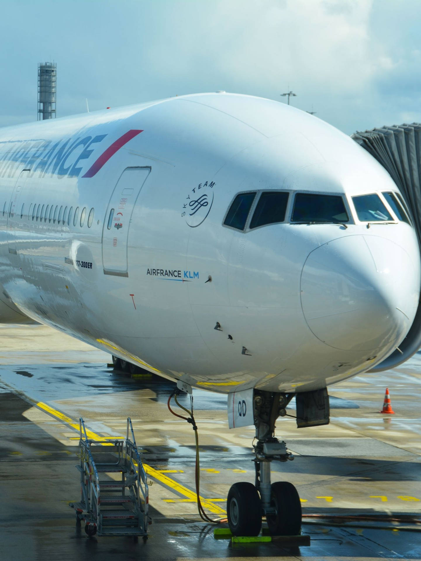 法國航空荷蘭皇家航空空中巴士A380停泊在機場閘口，有濕滑停機坪和登機橋。