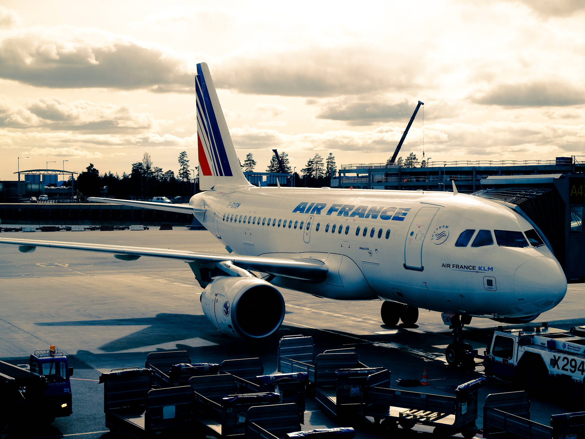 法國航空飛機在金色日落時停泊在機場閘口。