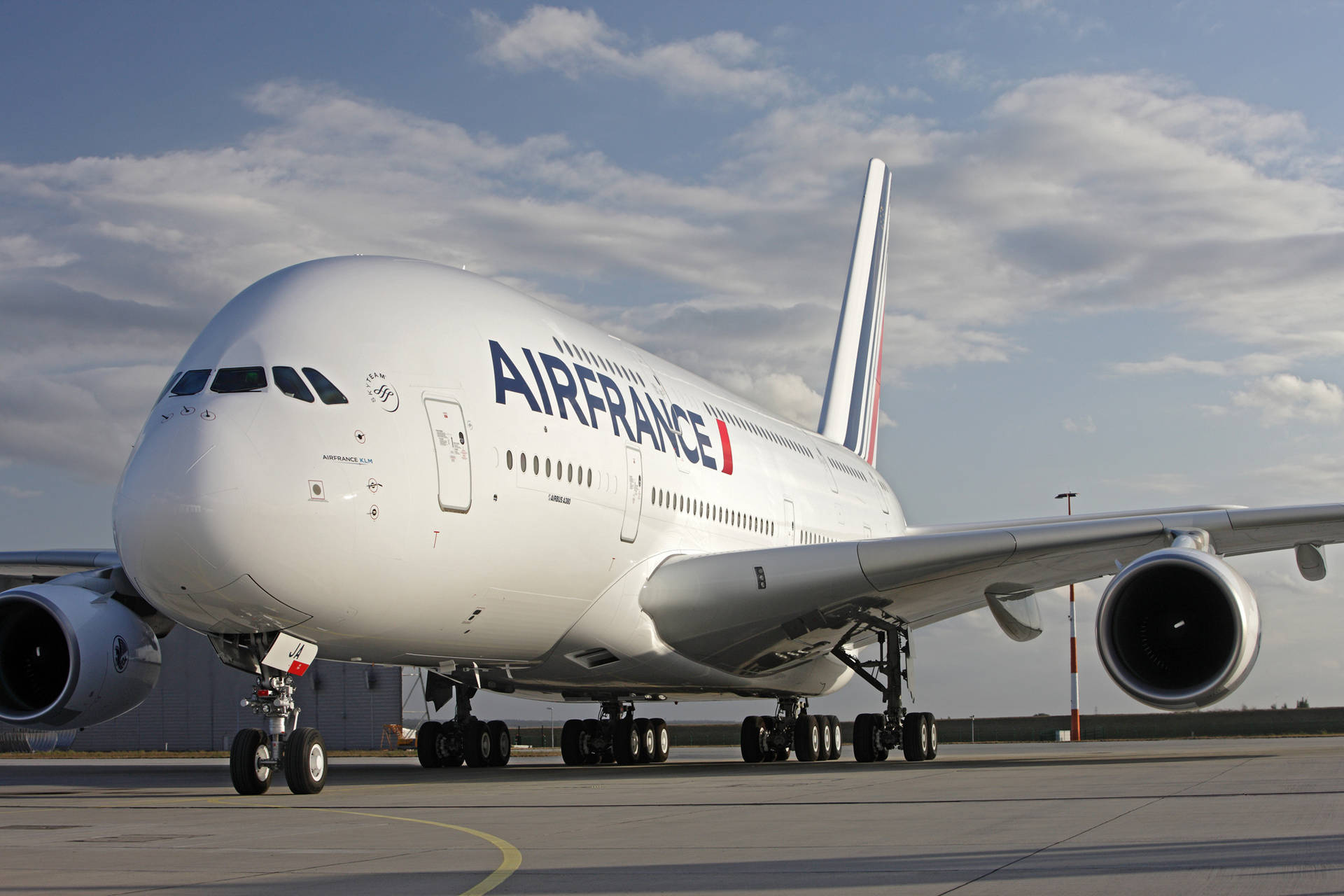 法國航空空中巴士A380在機場停機坪上，天空多雲