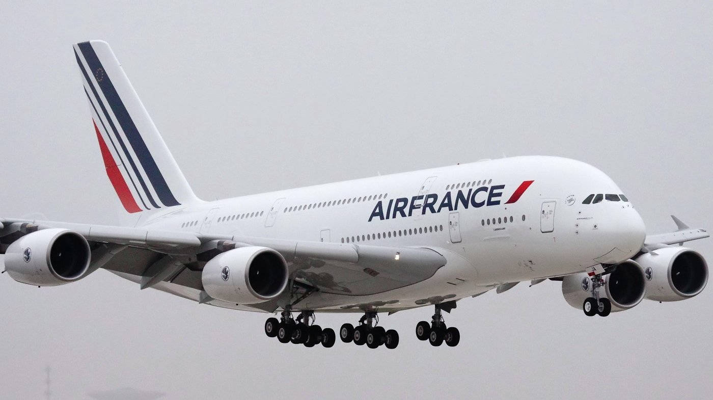 法國航空空中巴士A380飛機喺陰天下放低起落架降落。