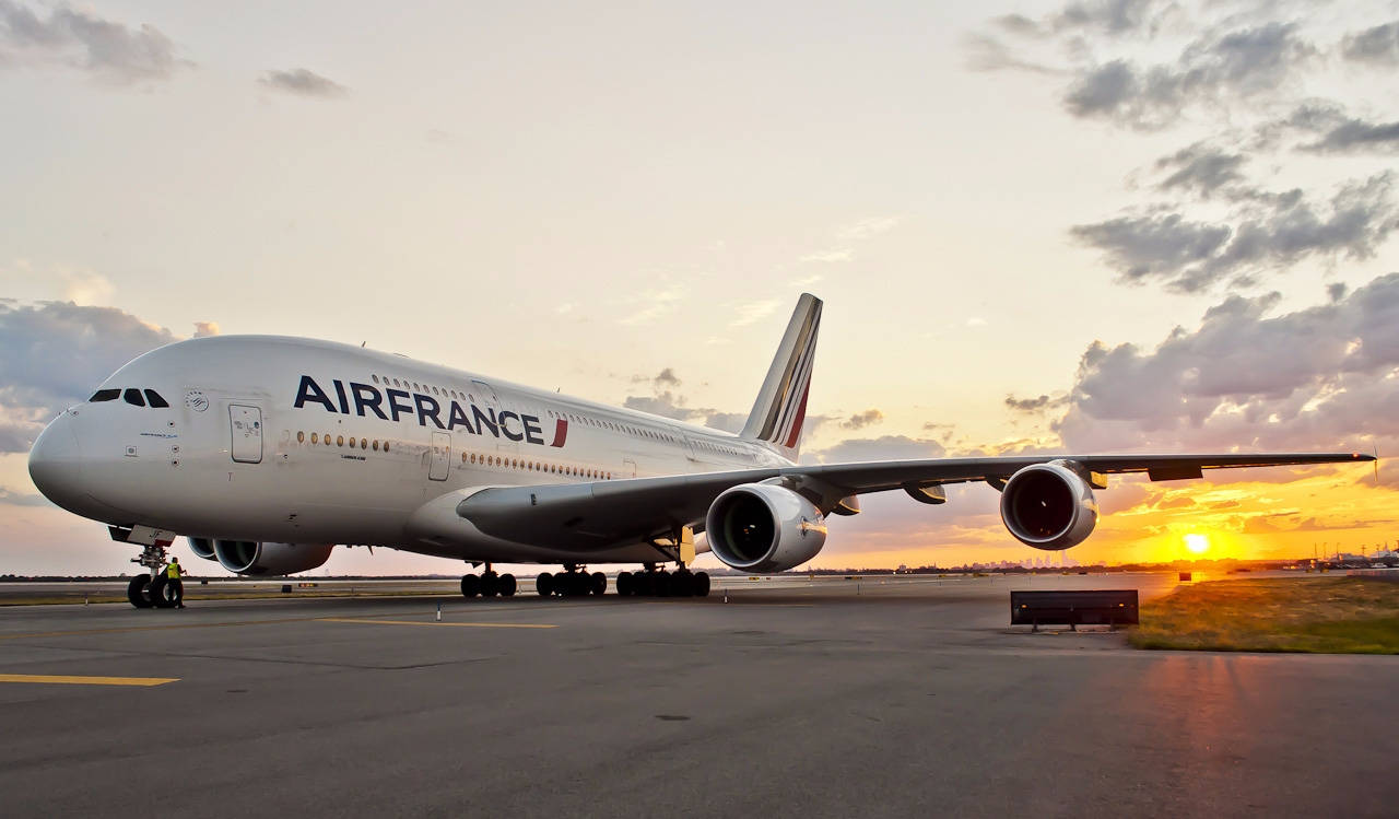 金色夕陽下的法國航空空中巴士A380在停機坪上