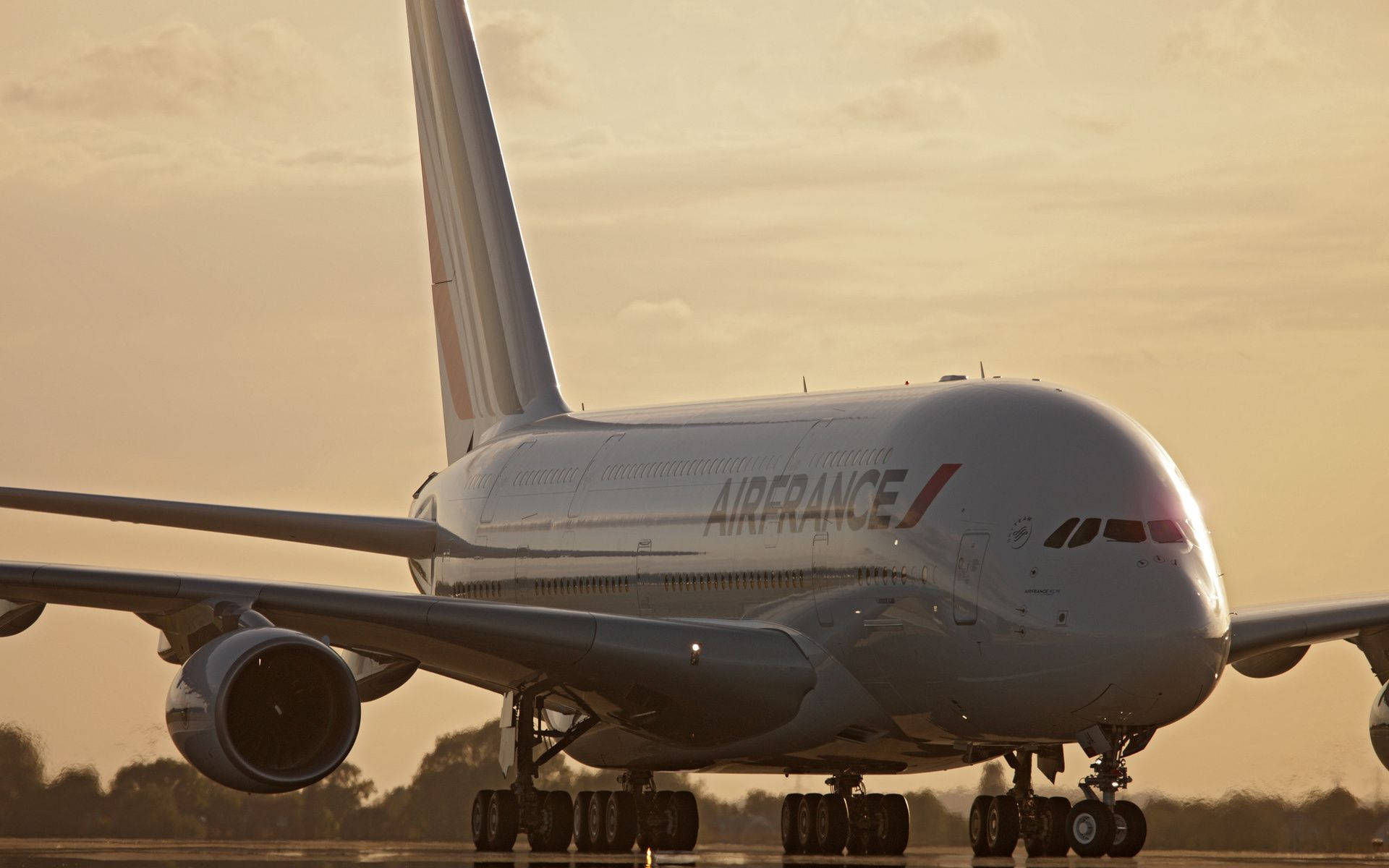 法國航空空中巴士A380在金色日落下的跑道