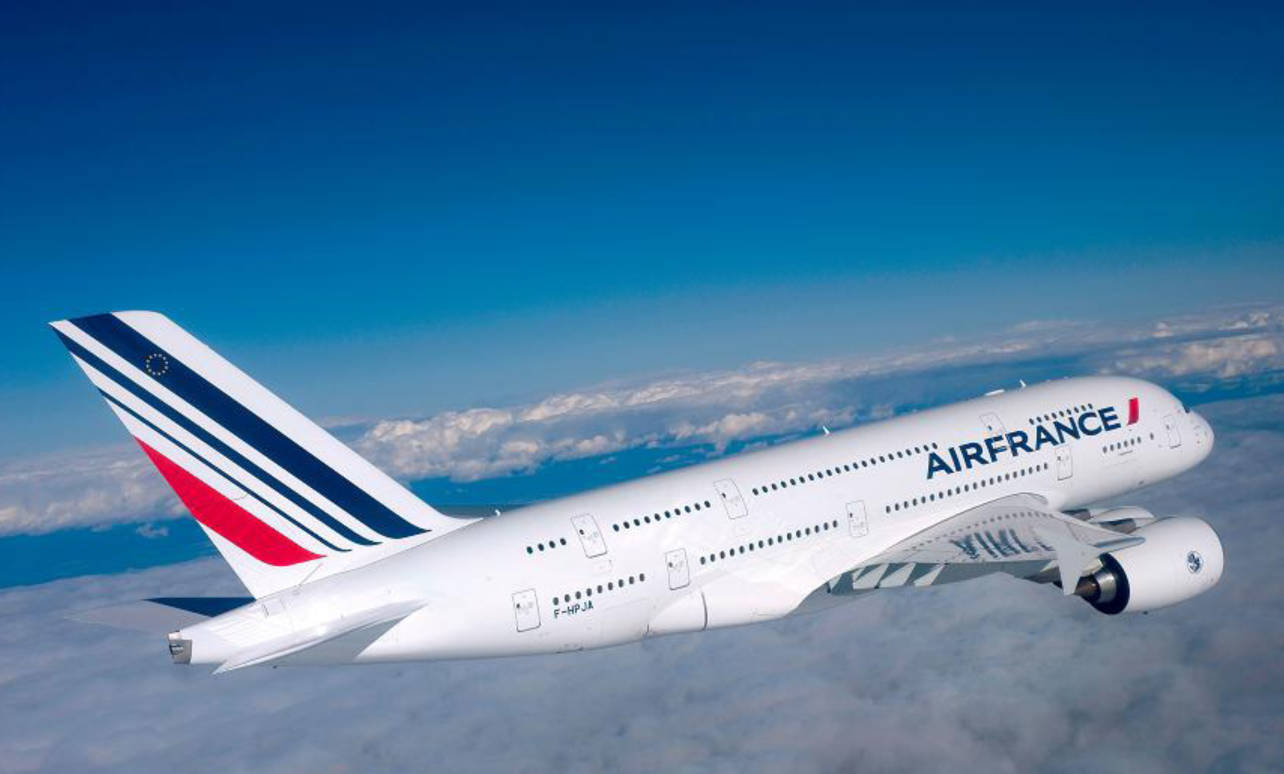 法國航空飛機喺晴朗藍天下飛越雲層。