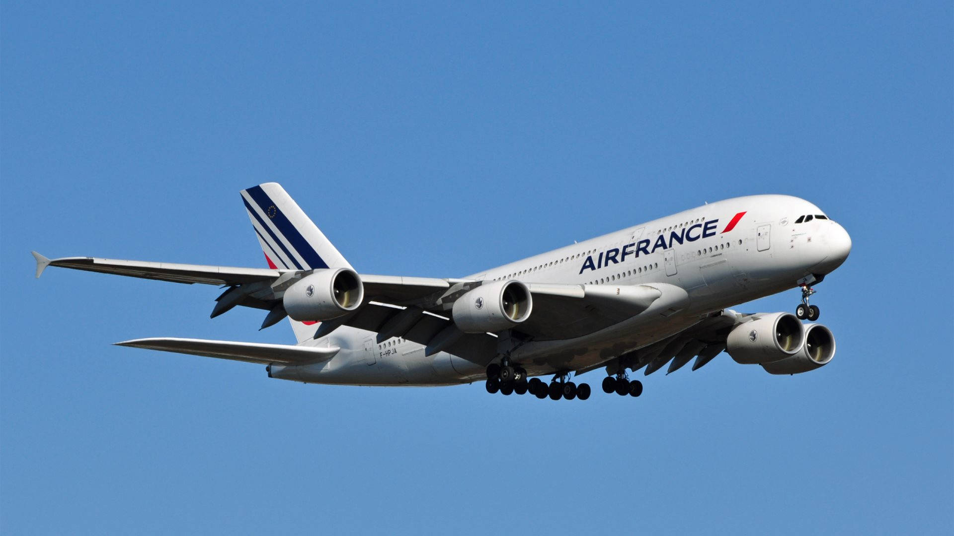 法國航空Airbus A380飛機放下起落架，在藍天中下降。