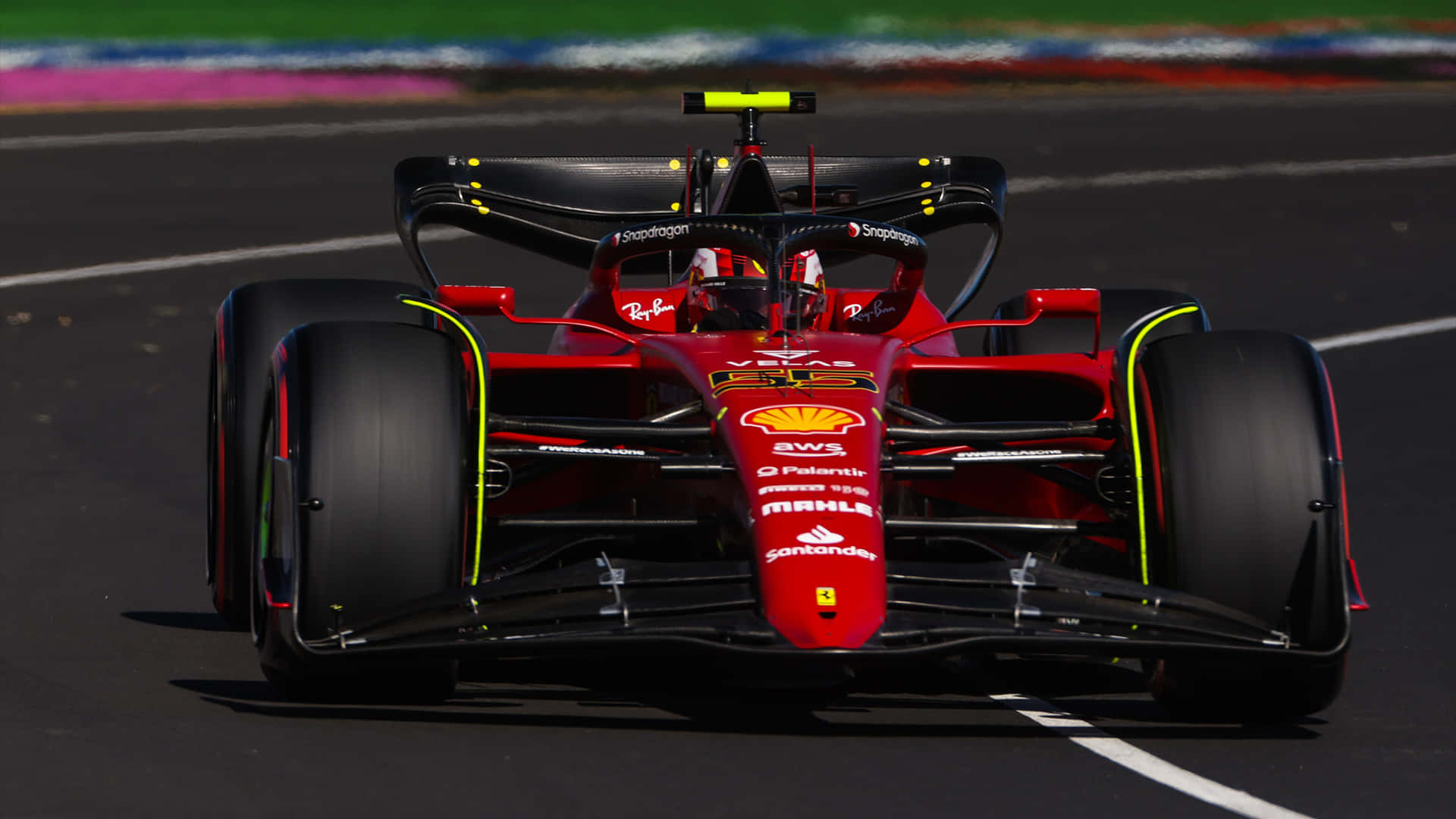 紅色法拉利F1賽車在賽道上疾馳。