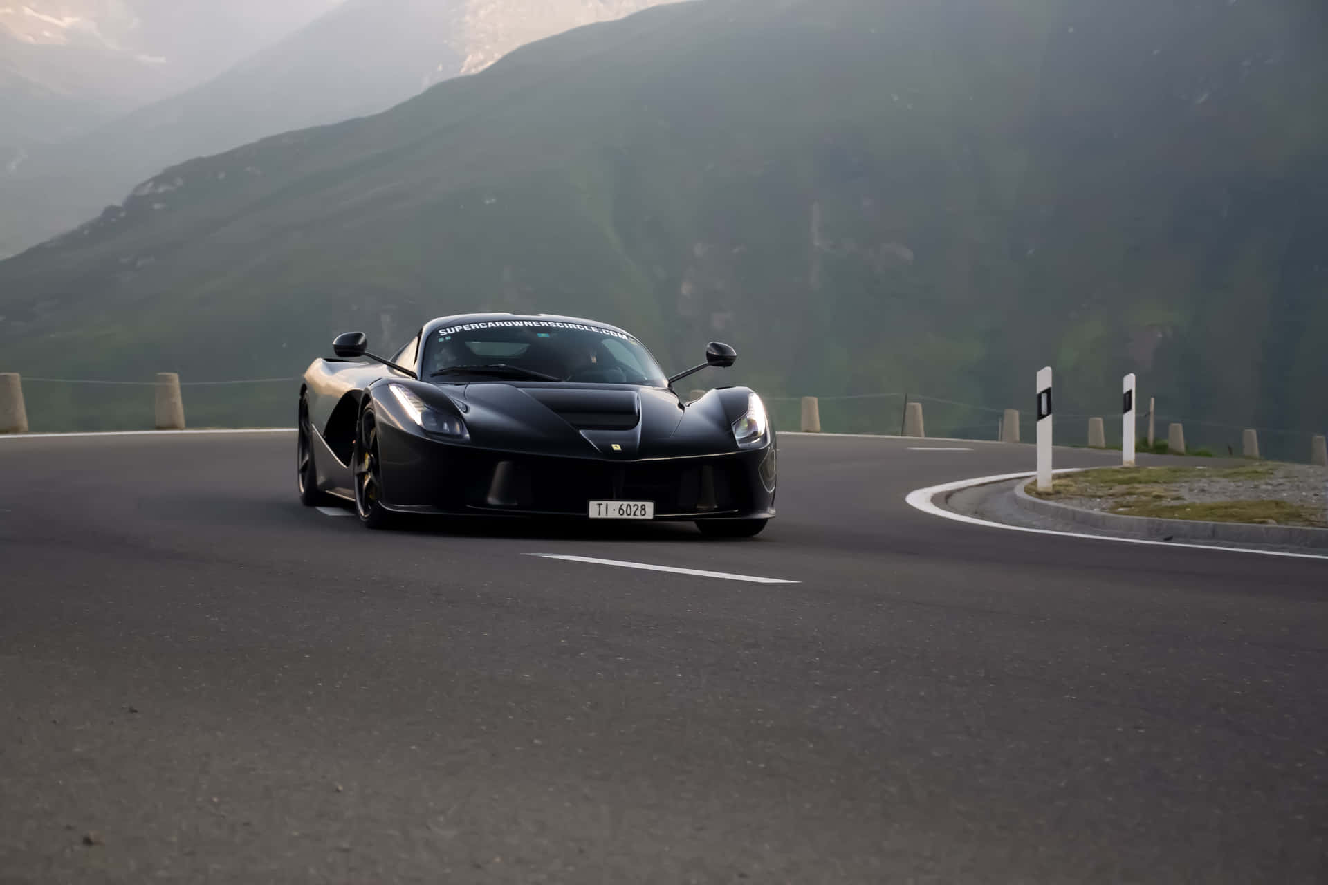 日落時分，黑色法拉利LaFerrari行駛在山路上。
