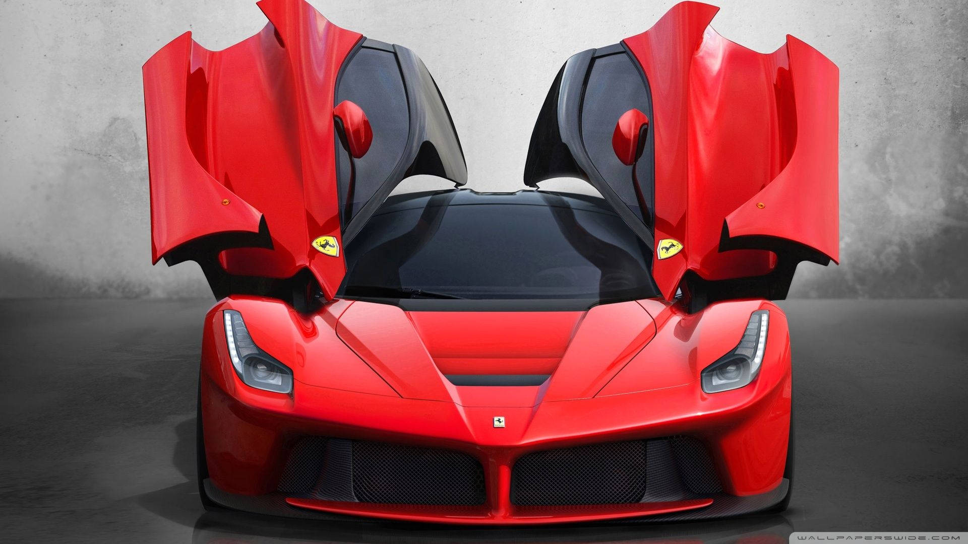 紅色法拉利LaFerrari在工作室環境中敞開鷗翼車門。