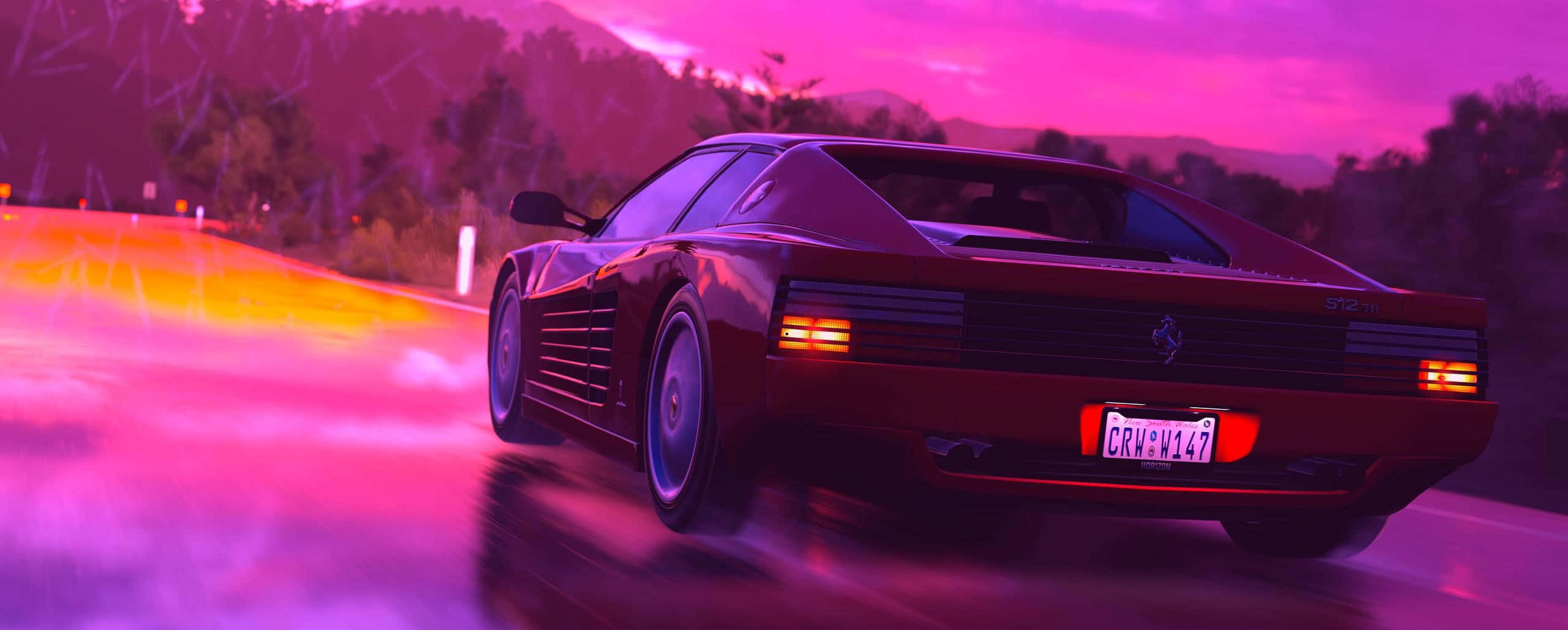 法拉利經典之作，歷久彌新的藝術品 壁紙 — 一輛紅色法拉利 Testarossa 在潮濕的道路上飄移，背景是超現實的粉紅和橙色日落天空。
