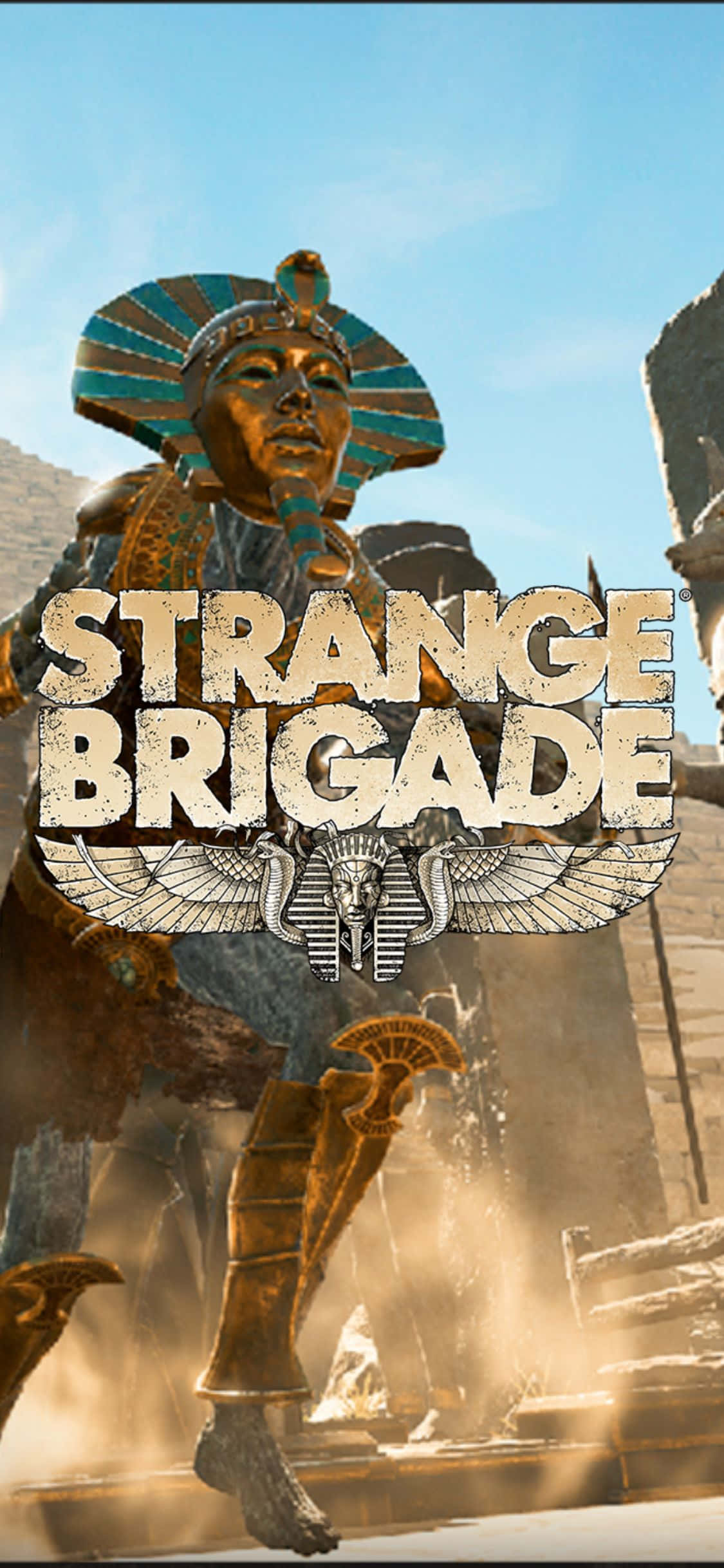 法老與貝斯大金字塔 iPhone X Strange Brigade 背景 壁紙 — 一位金色埃及戰士身穿華麗盔甲，在晴朗藍天下穿越古代遺跡，並疊加遊戲標題文字。