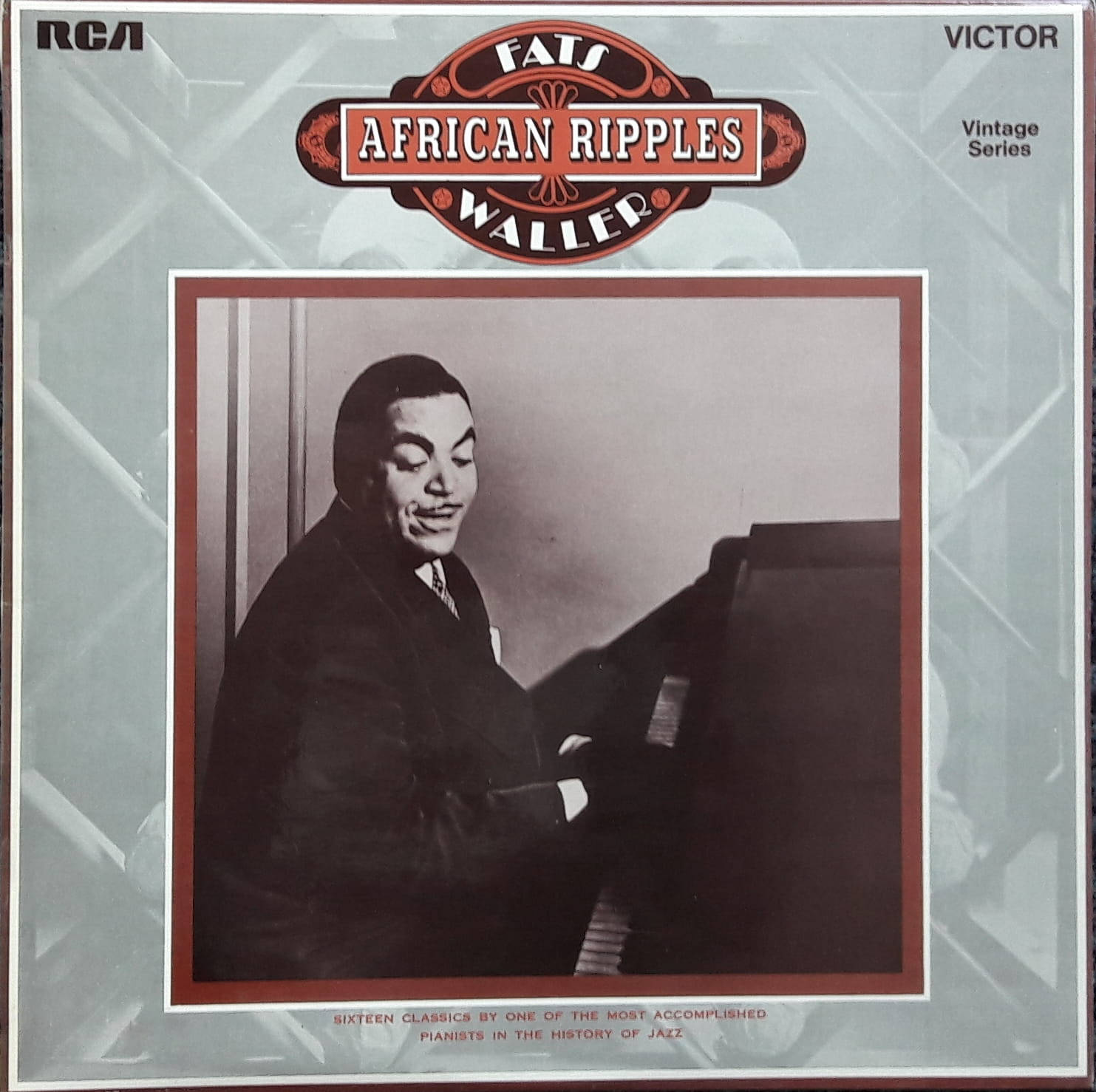 Fats Waller 在復古爵士專輯封面上於鋼琴前微笑。