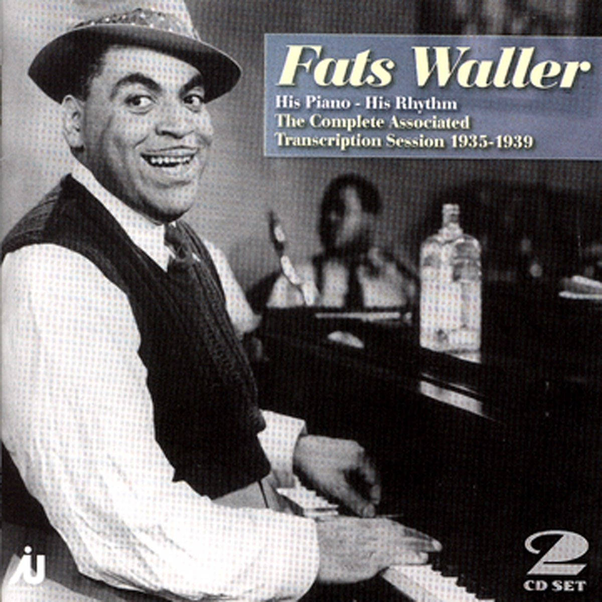 Fats Waller 喺1930年代爵士俱樂部嘅鋼琴前微笑，鋼琴上有一個樽。