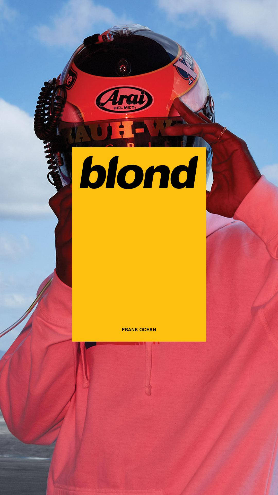 戴著賽車頭盔的人手持Frank Ocean的《blond》專輯封面。