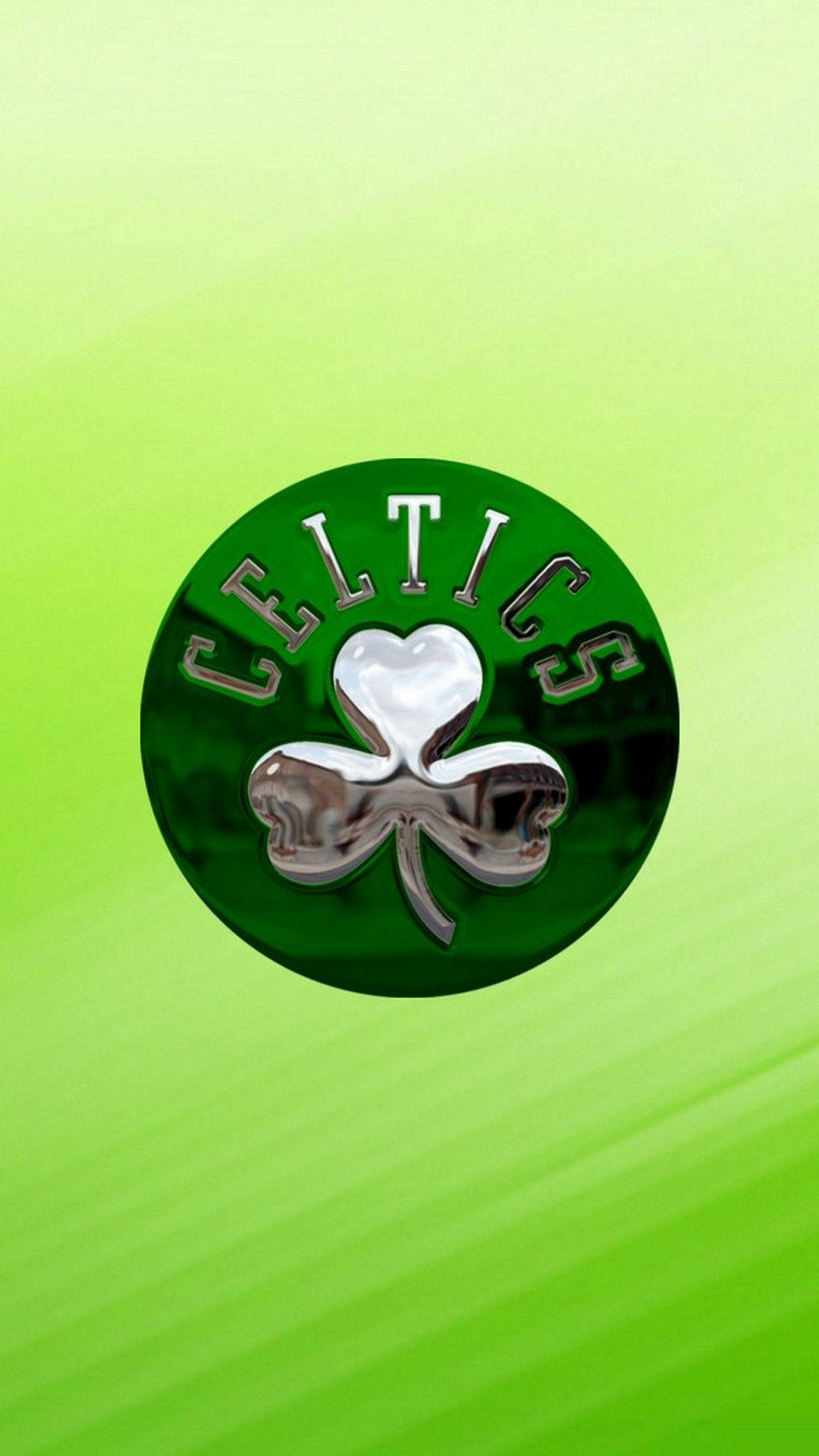 波士頓塞爾提克隊亮綠色標誌 壁紙 — 閃亮的 Chrome Celtics 標誌，中心有一個心形三葉草，位於充滿活力的綠色漸變背景上。