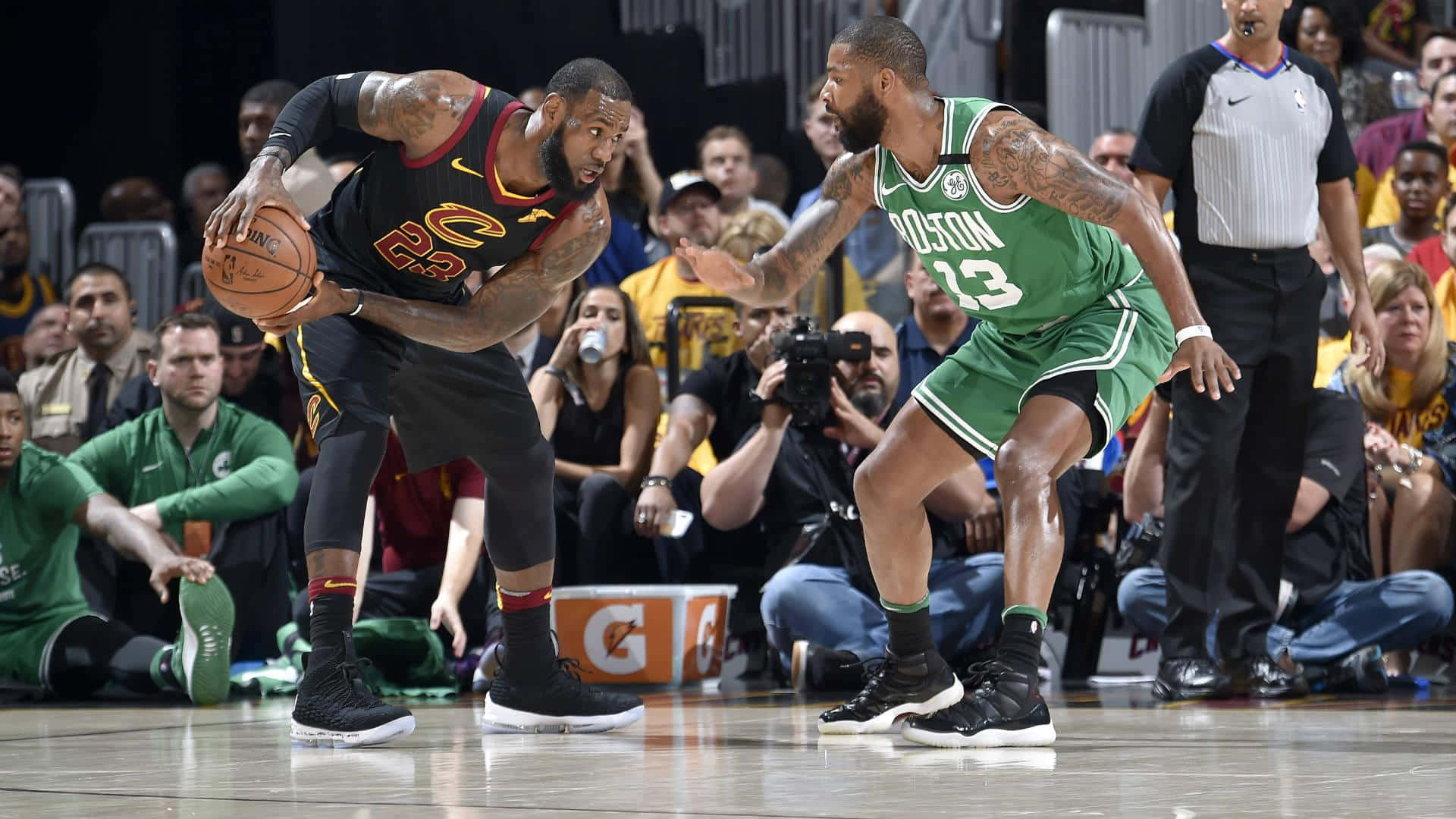 勒邦占士在NBA比賽中運球突破波士頓塞爾特人防守球員。