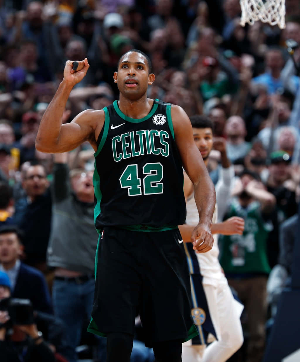 Al Horford 桌布 壁紙 — 波士頓塞爾特人隊42號球員在座無虛席的球場比賽中高舉拳頭慶祝入球。