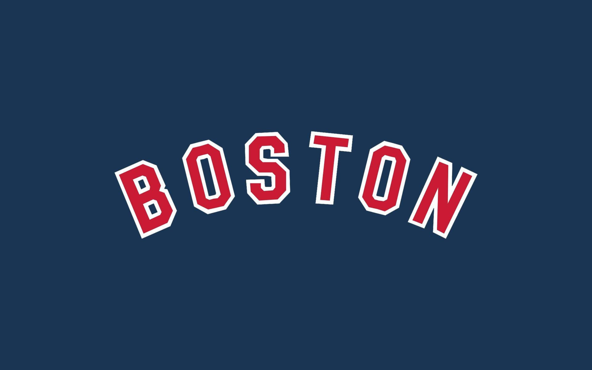 波士頓紅襪隊文字 壁紙 — 粗體紅色拱形 'BOSTON' 文字帶白色輪廓，在純海軍藍背景上突出顯示。