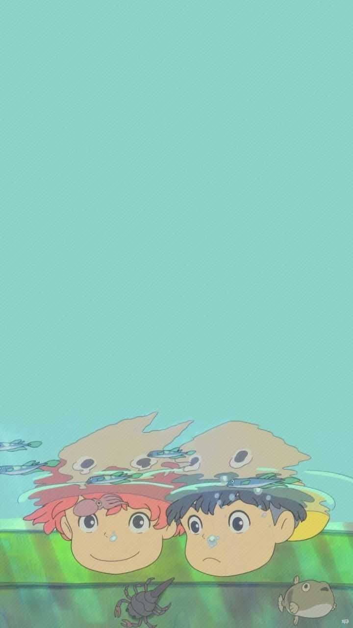 波妞薄荷綠背景 壁紙 — 兩個頭上有魚狀生物的孩子透過藍綠色海水向上凝視，附近有小海洋生物。