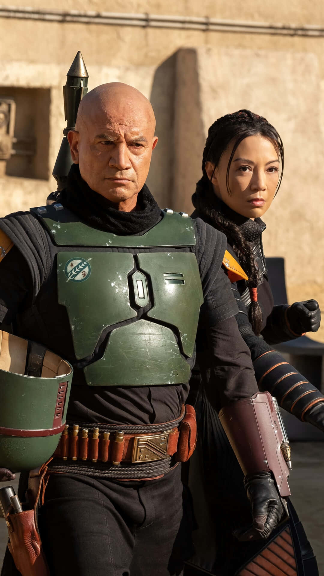 Ming Na Wen 桌布 壁紙 — 波巴·費特和芬尼克·尚德站在陽光明媚的沙漠小鎮，表情嚴肅，裝備齊全。