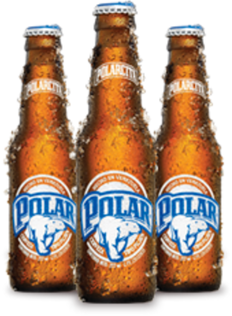 波拉爾啤酒瓶冰鎮 壁紙 — 三瓶冰凍琥珀色Polar啤酒瓶在純白背景上閃爍著冷凝水珠。