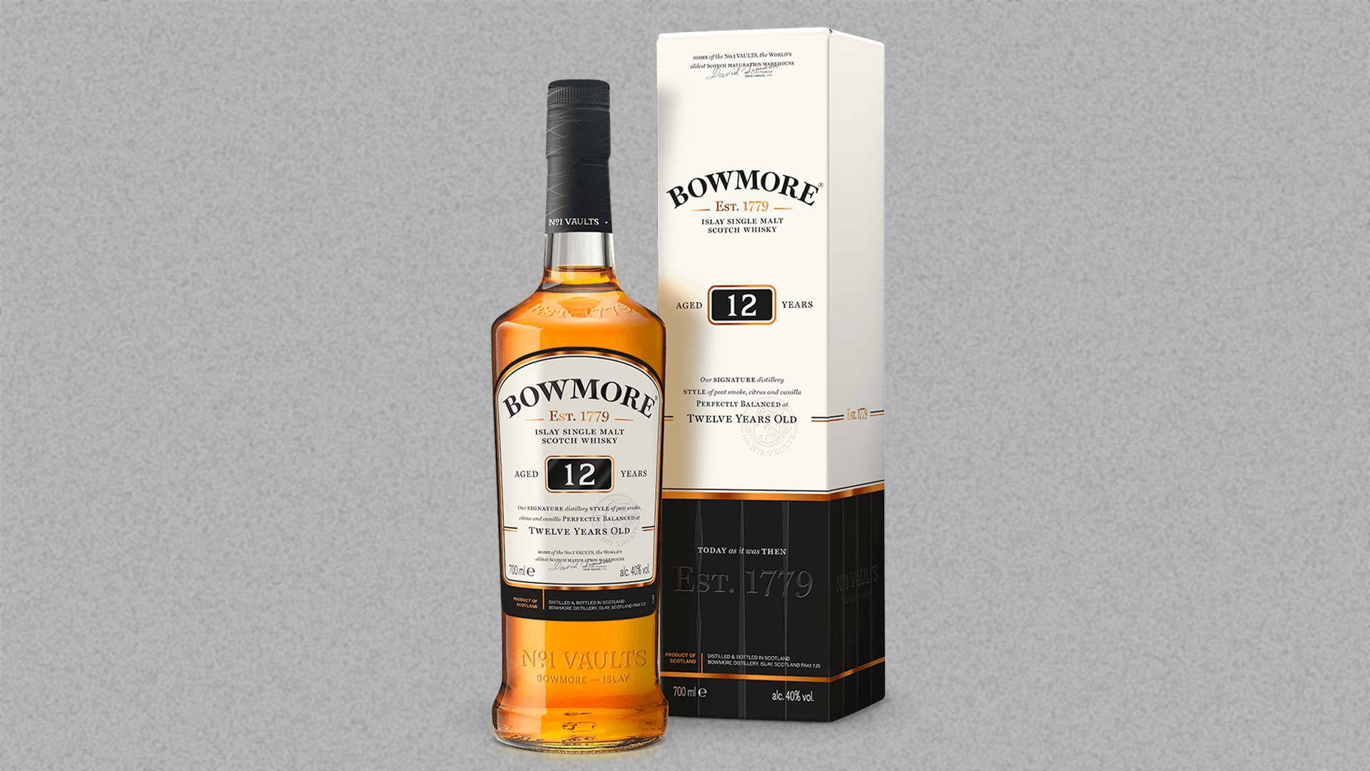 灰色背景上的 Bowmore 12 年威士忌酒瓶和盒子