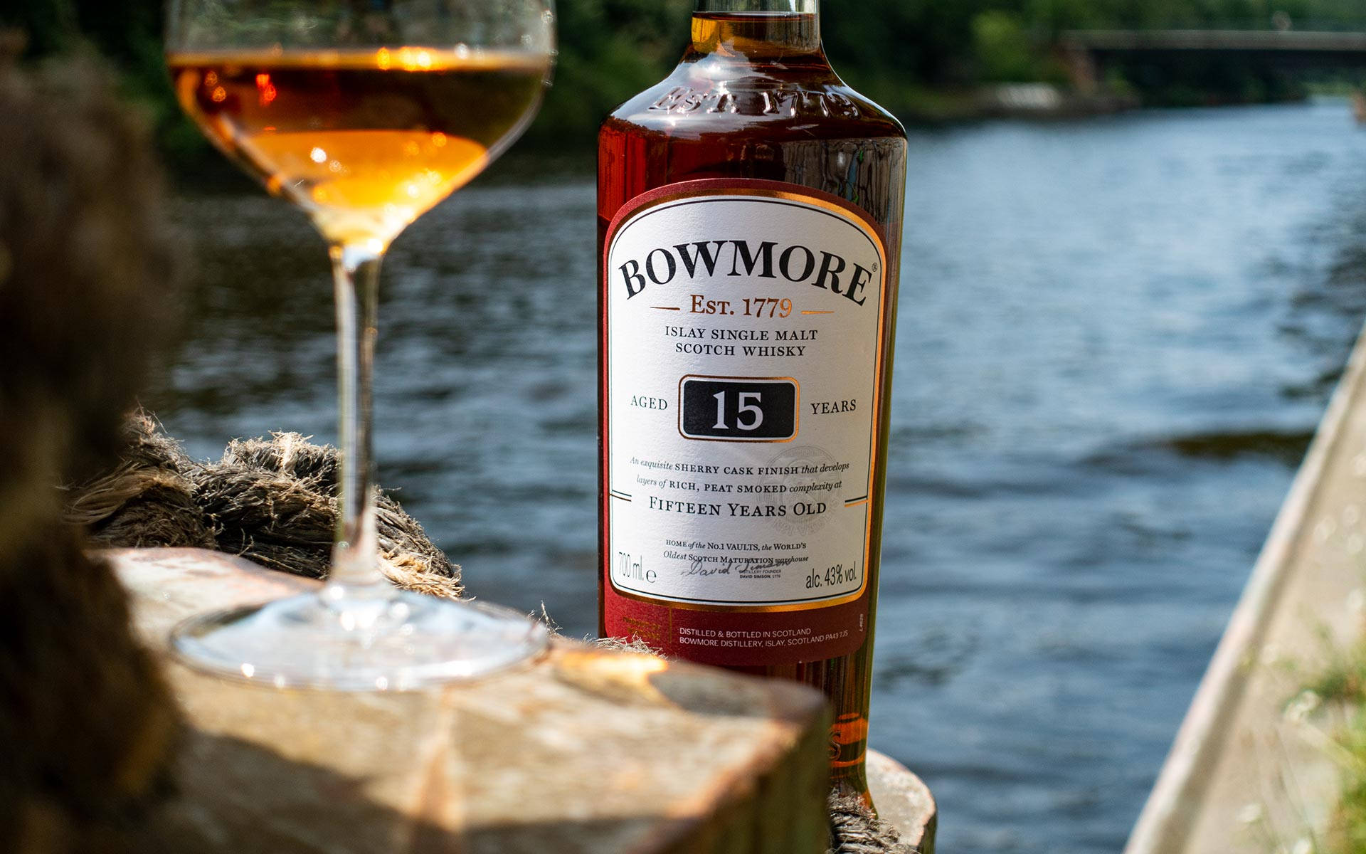 河邊碼頭上的Bowmore威士忌酒瓶和玻璃杯