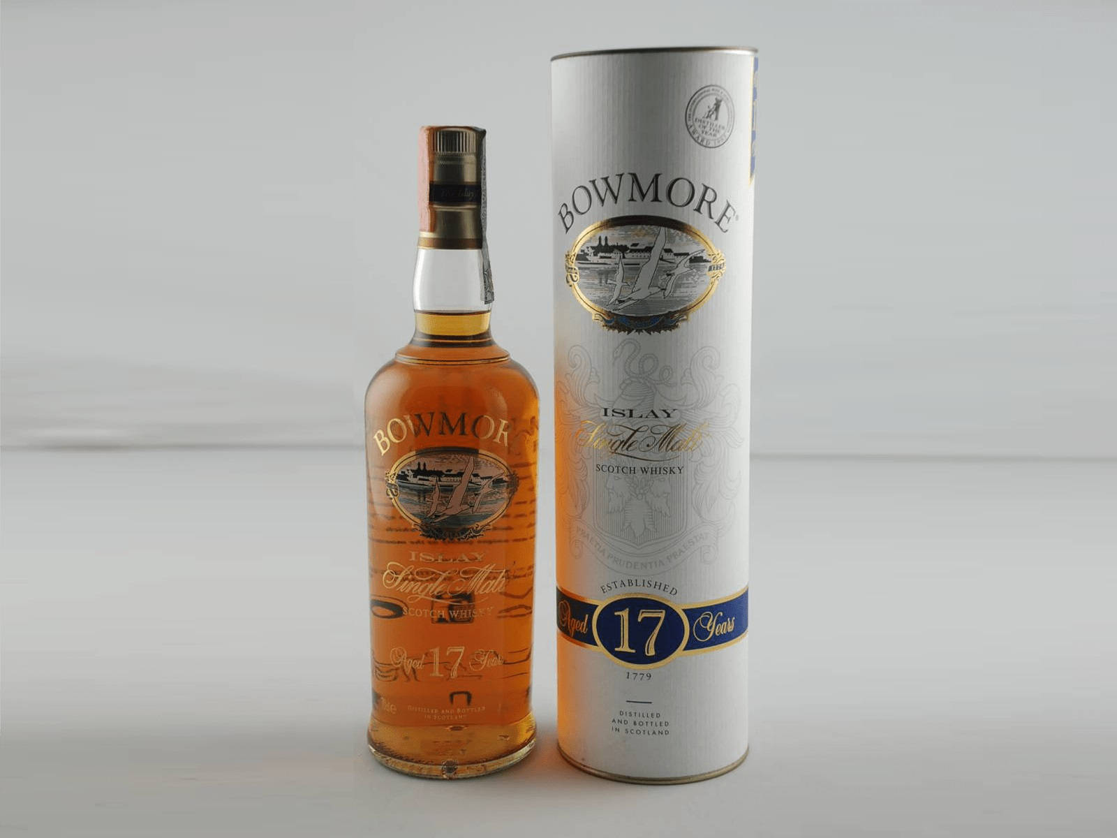 白色表面上Bowmore 17年艾雷島單一麥芽蘇格蘭威士忌酒瓶和禮盒。