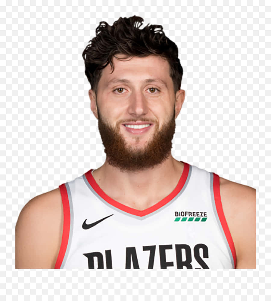 波斯尼亞職業籃球員 Jusuf Nurkic 球衣 壁紙 — 一位留鬍鬚、面帶微笑的籃球運動員，身穿白色波特蘭拓荒者隊球衣，帶有紅色飾邊和Biofreeze贊助商標誌。