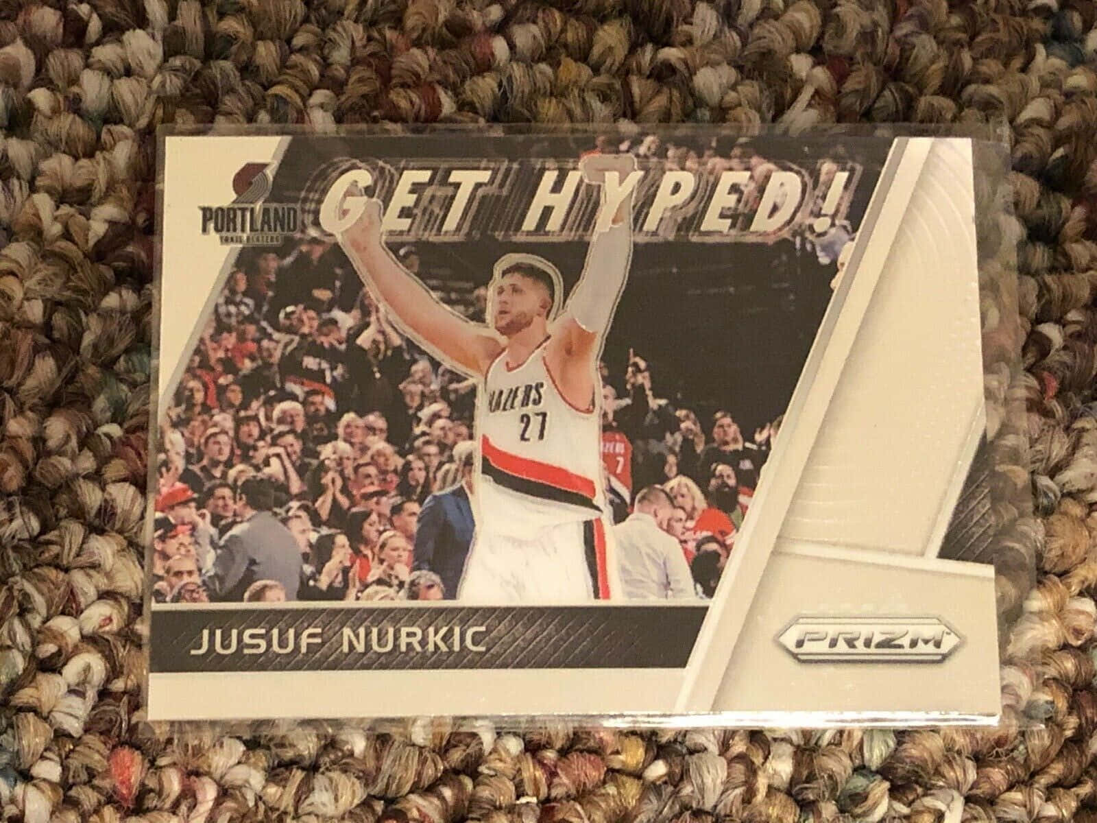波斯尼亞職業籃球員 Jusuf Nurkic NBA 交易卡 壁紙 — 一張波特蘭拓荒者籃球卡，Jusuf Nurkic 在紋理地毯背景上舉臂慶祝。