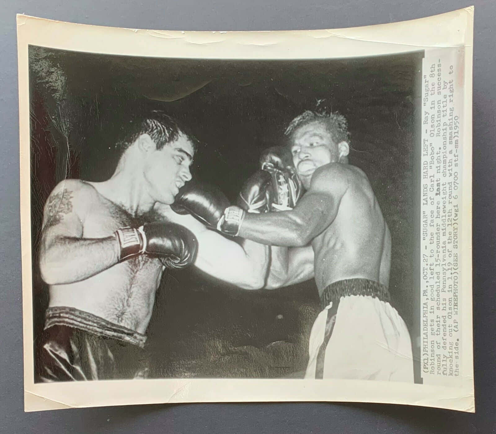 兩位拳擊手在激烈搏鬥中，其中一人揮出一拳。