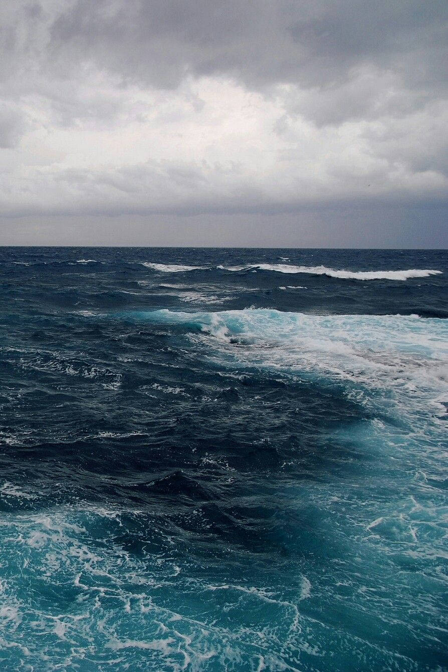 在暴風雨的天空下，黑暗的雲層中，洶湧的海浪。 — 海景 壁紙