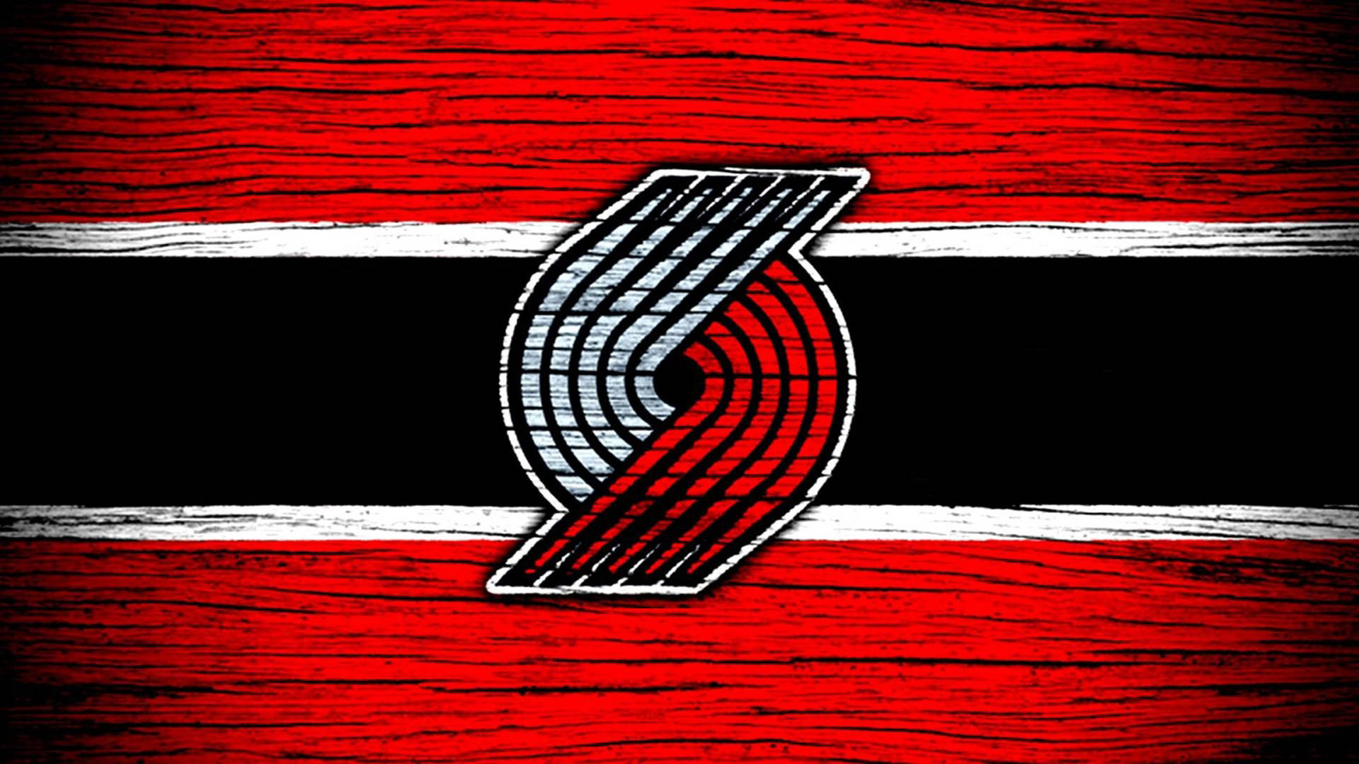 Portland Trail Blazers 籃球隊標誌在紅、黑、白條紋木紋背景上。