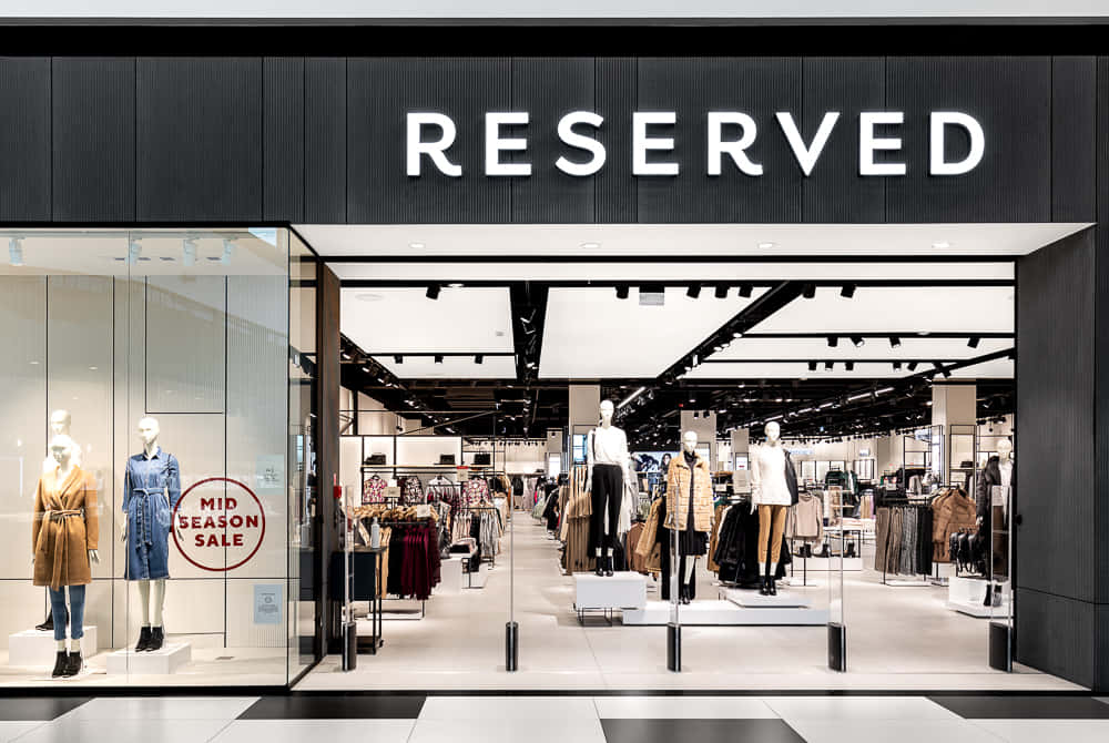 Reserved服裝店，有人體模型和季中促銷標牌。