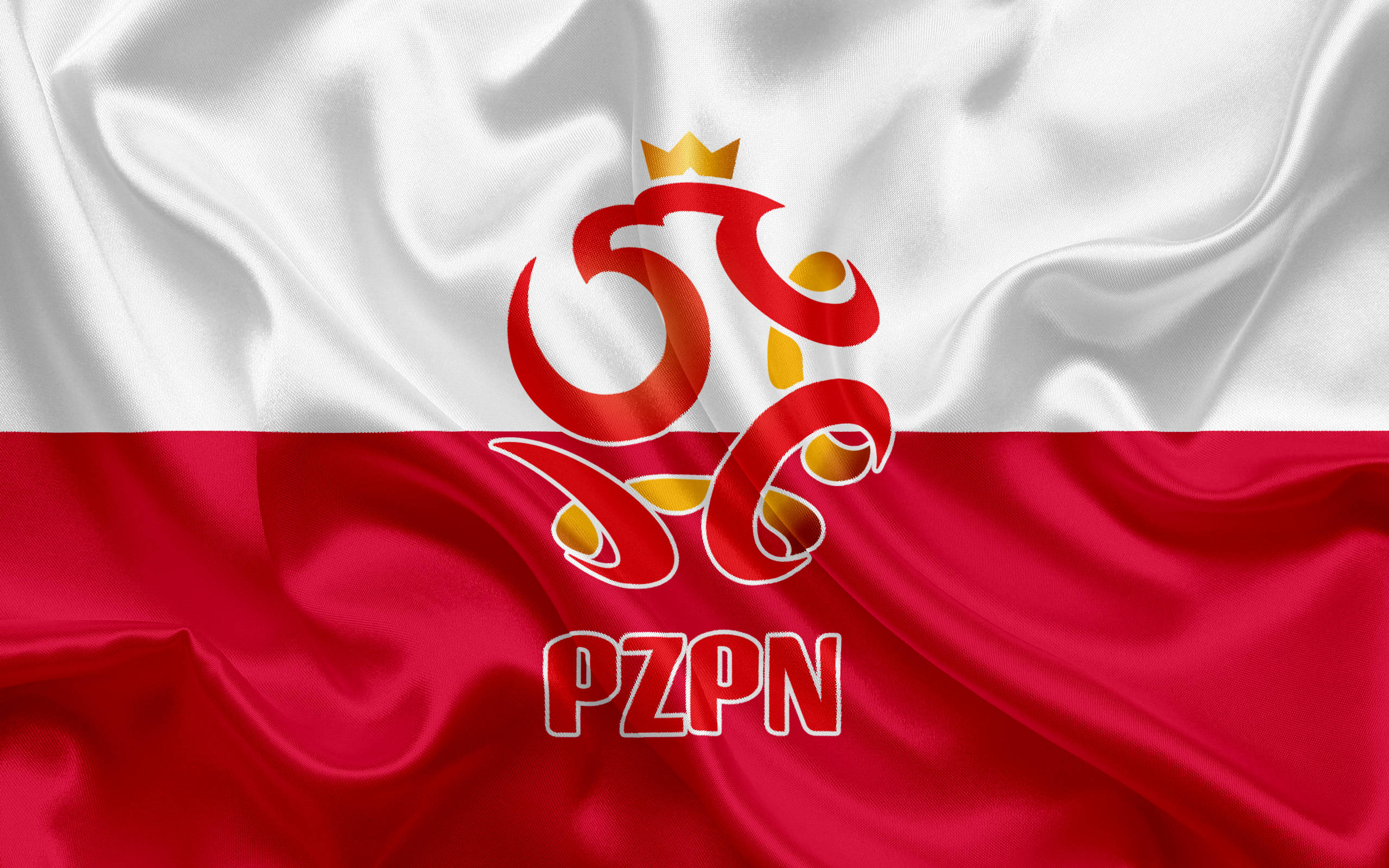 Poland Flag 桌布 壁紙 — 波蘭國家足球徽章，帶有皇冠和金色點綴，飄浮在飄揚的紅白旗幟上。