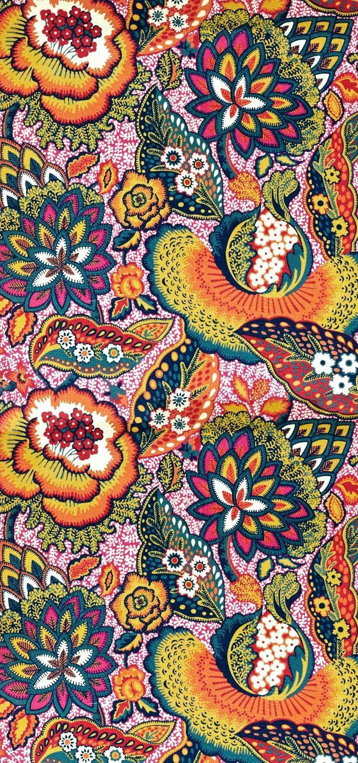 波西米亞風格鮮豔花紋 壁紙 — 充滿活力的蠟染風格花卉圖案，在粉紅色圓點背景上呈現大膽色彩和複雜細節。