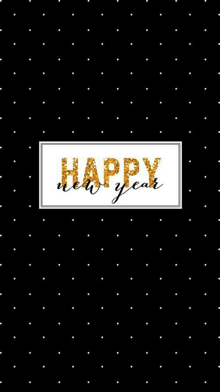 金色和黑色的新年快樂文字在黑色圓點背景上。