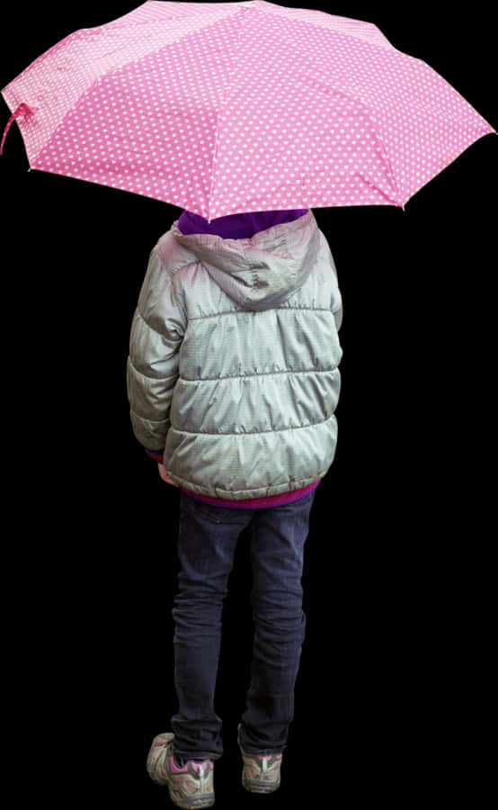 波點雨傘防雨 壁紙 — 從背後看到的小孩在純黑背景下拿著一把粉紅色圓點雨傘。